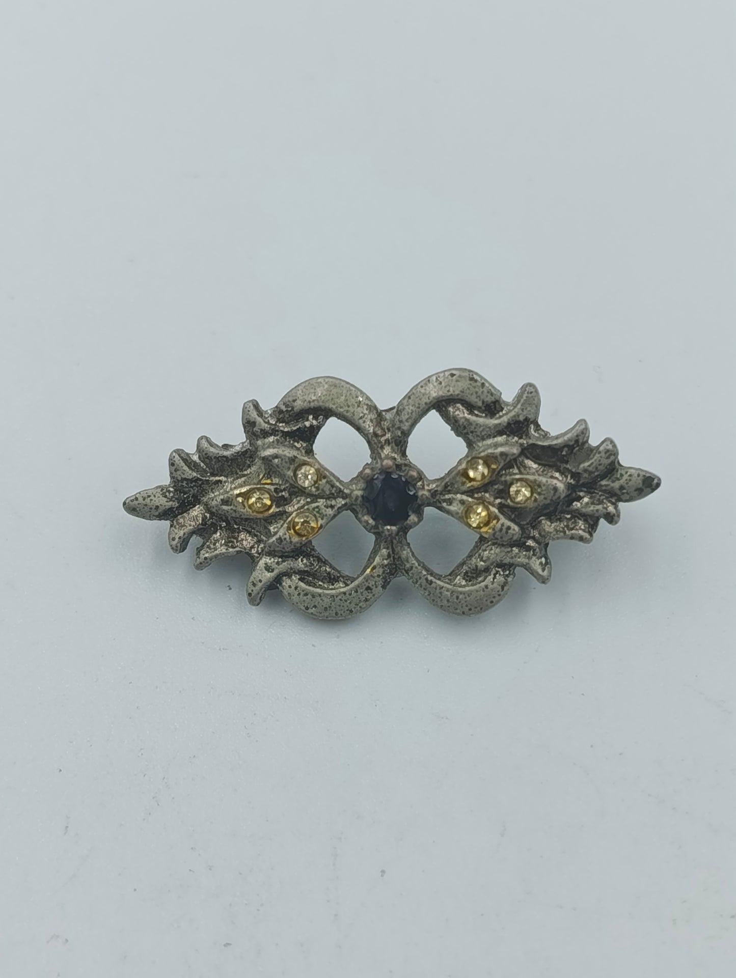 Antikstil Brosche mit gelben Strasssteinen und dunklem Mittelstein