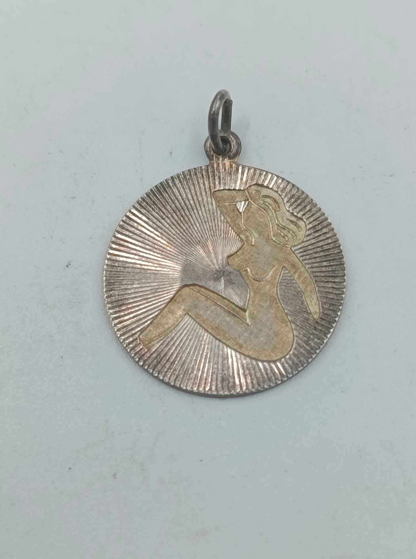 925 Silber Anhänger mit Gravur einer Frau im Sonnenstrahl Design