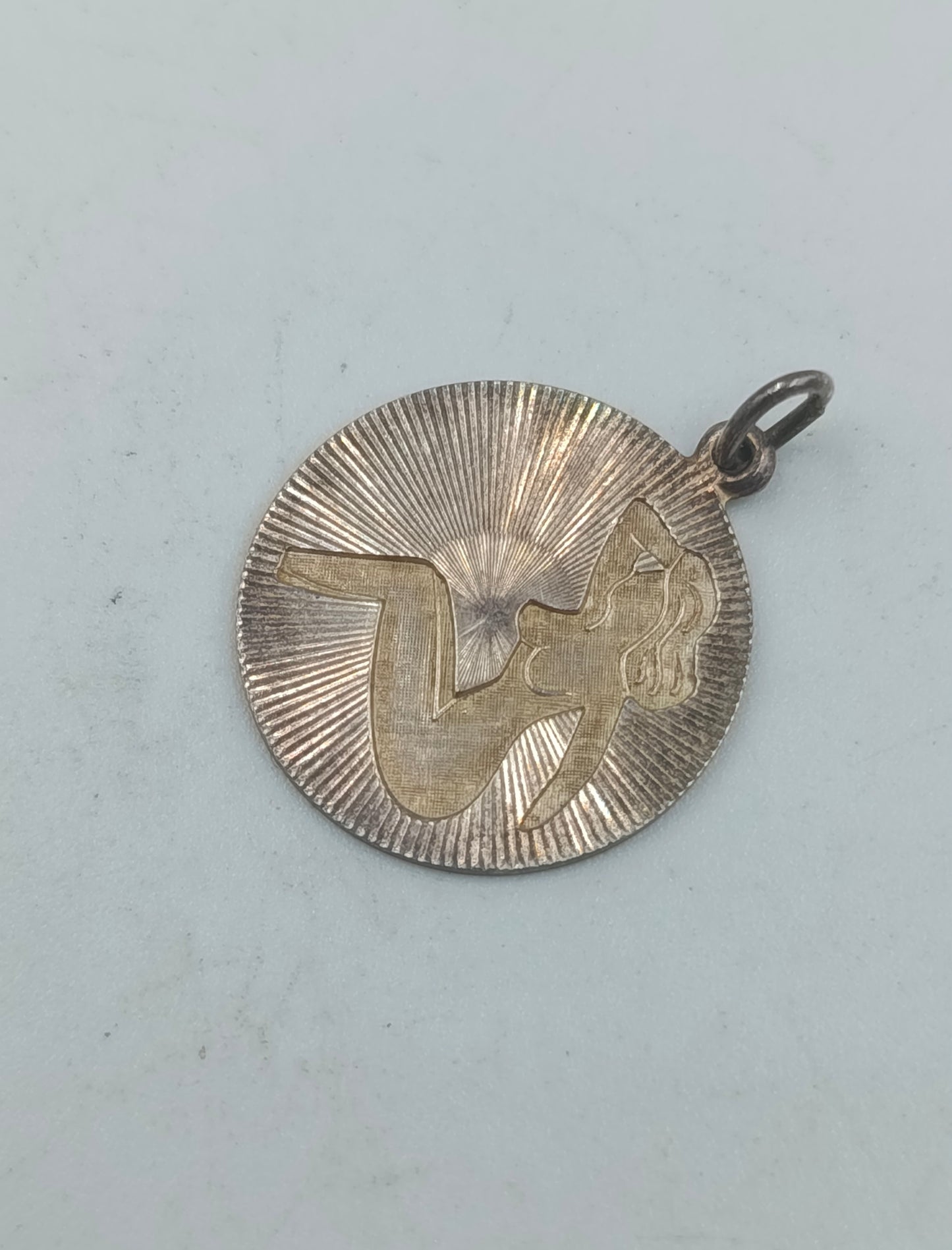 925 Silber Anhänger mit Gravur einer Frau im Sonnenstrahl Design