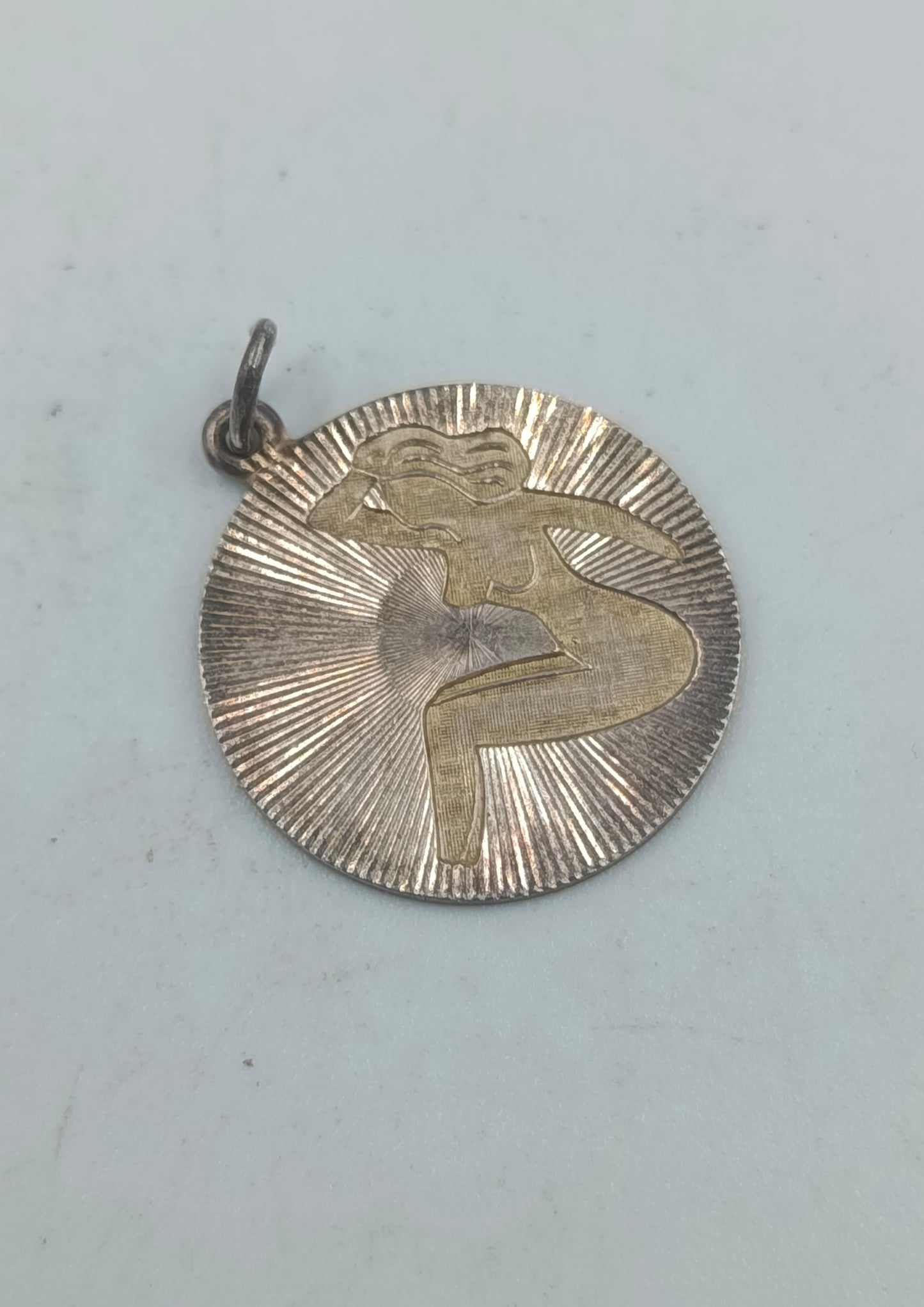 925 Silber Anhänger mit Gravur einer Frau im Sonnenstrahl Design