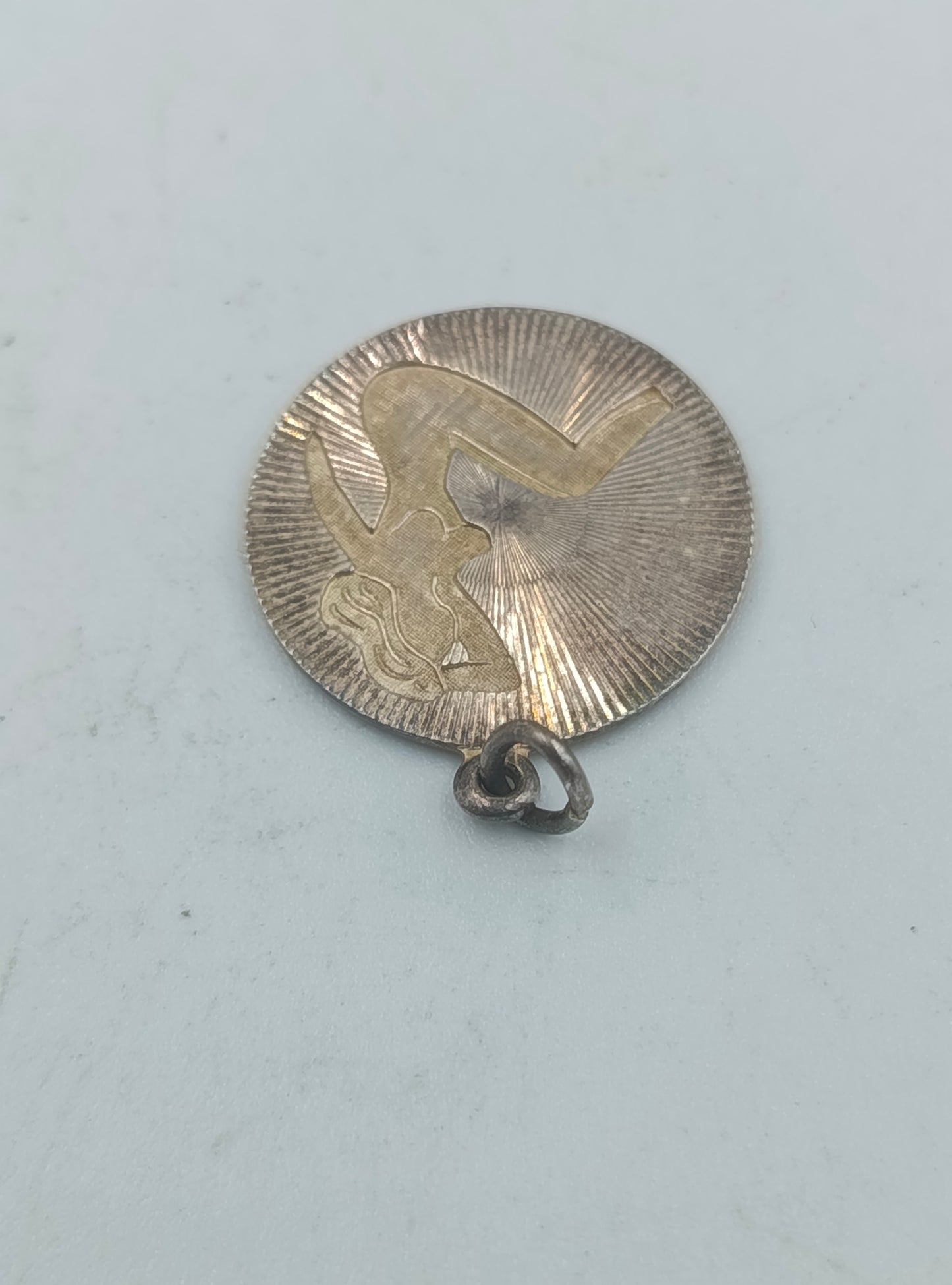 925 Silber Anhänger mit Gravur einer Frau im Sonnenstrahl Design