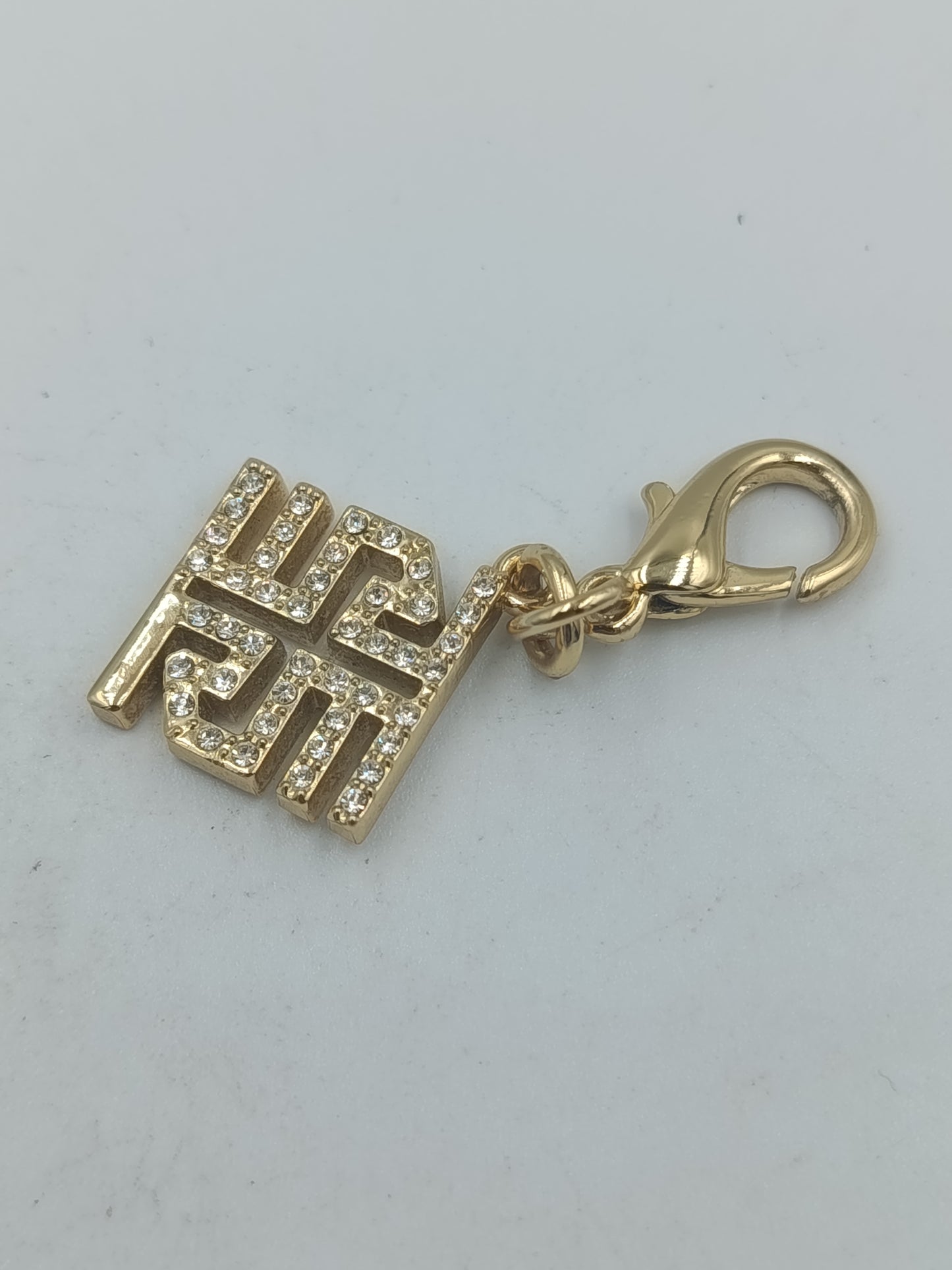 Goldfarbener Anhänger mit Strassbesatz und Karabinerhaken
