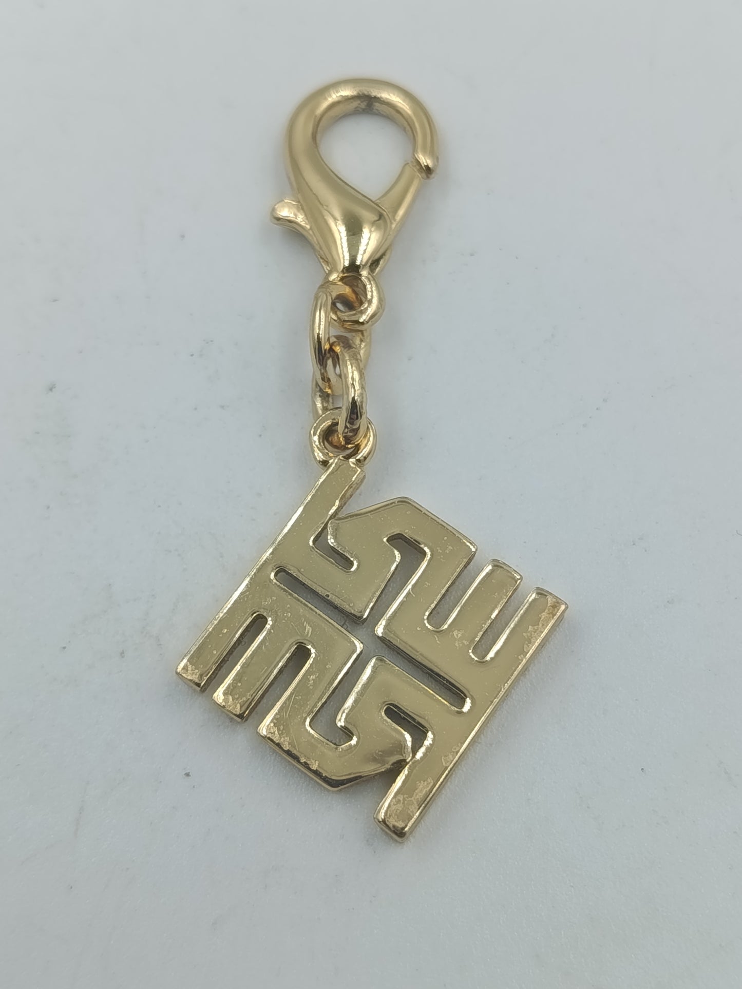 Goldfarbener Anhänger mit Strassbesatz und Karabinerhaken