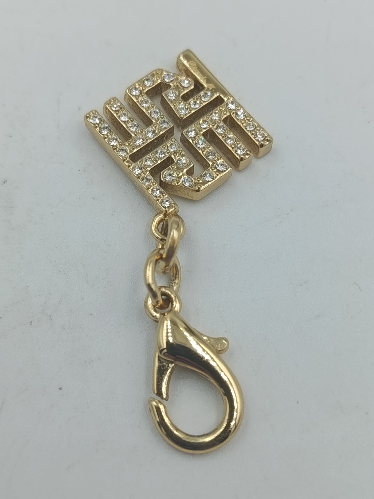 Goldfarbener Anhänger mit Strassbesatz und Karabinerhaken