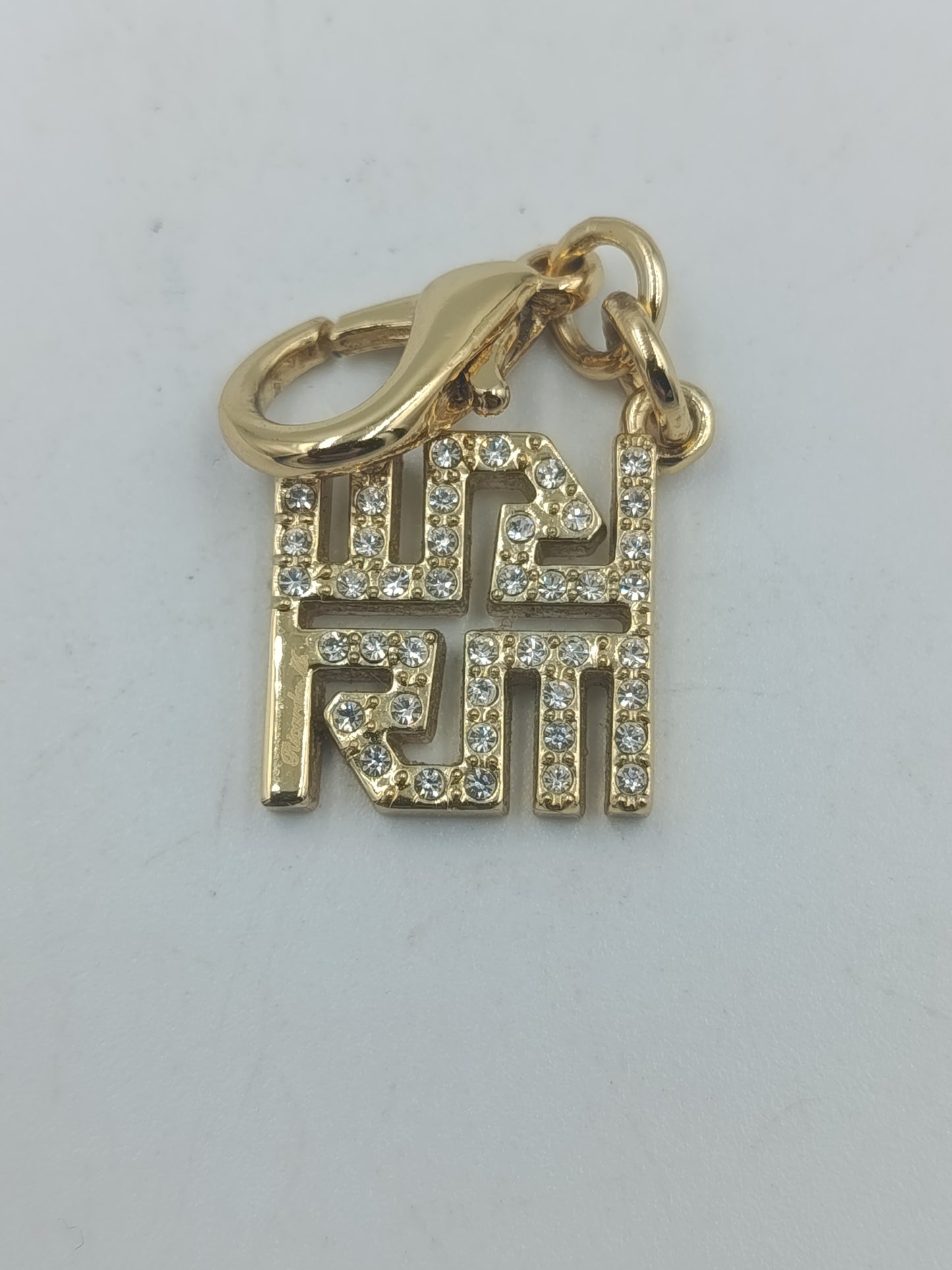 Goldfarbener Anhänger mit Strassbesatz und Karabinerhaken