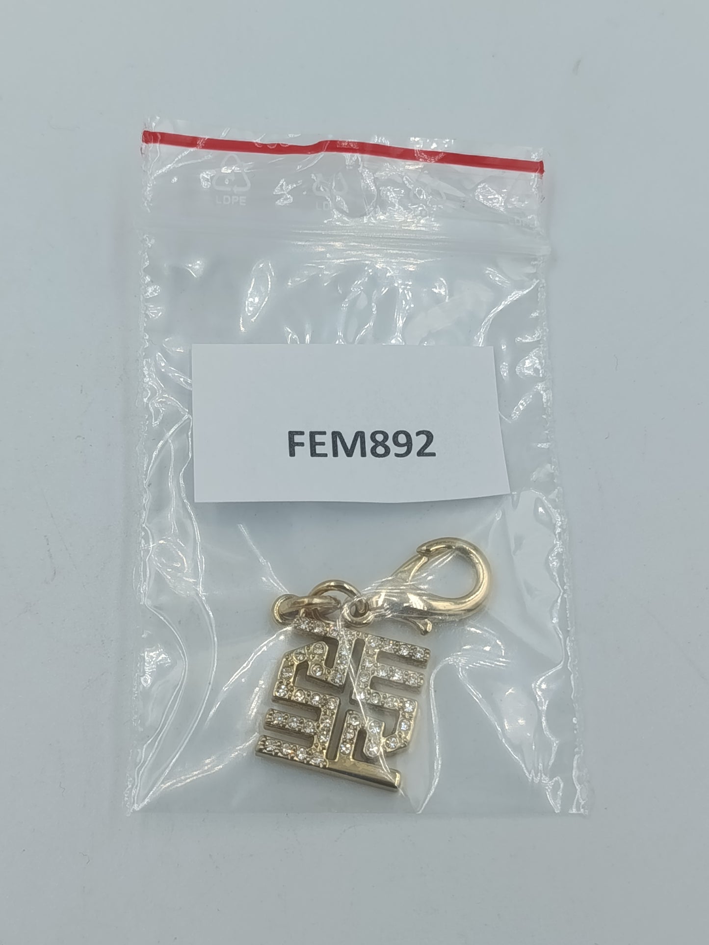 Goldfarbener Anhänger mit Strassbesatz und Karabinerhaken