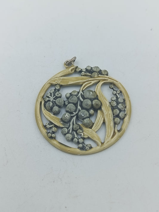 Antikgold Anhänger mit floraler Reliefstruktur im Jugendstil Design