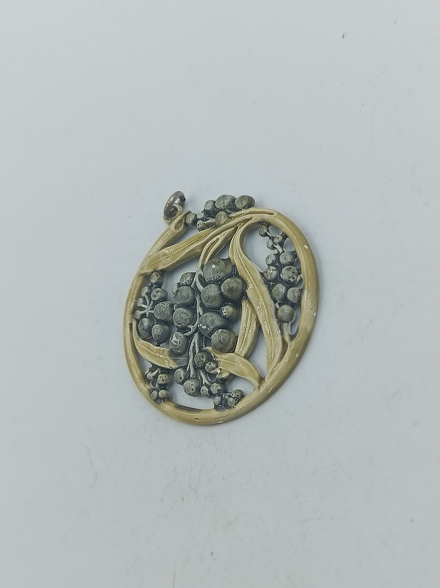Antikgold Anhänger mit floraler Reliefstruktur im Jugendstil Design