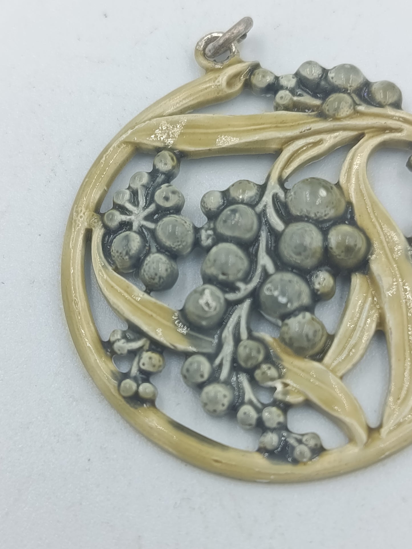 Antikgold Anhänger mit floraler Reliefstruktur im Jugendstil Design