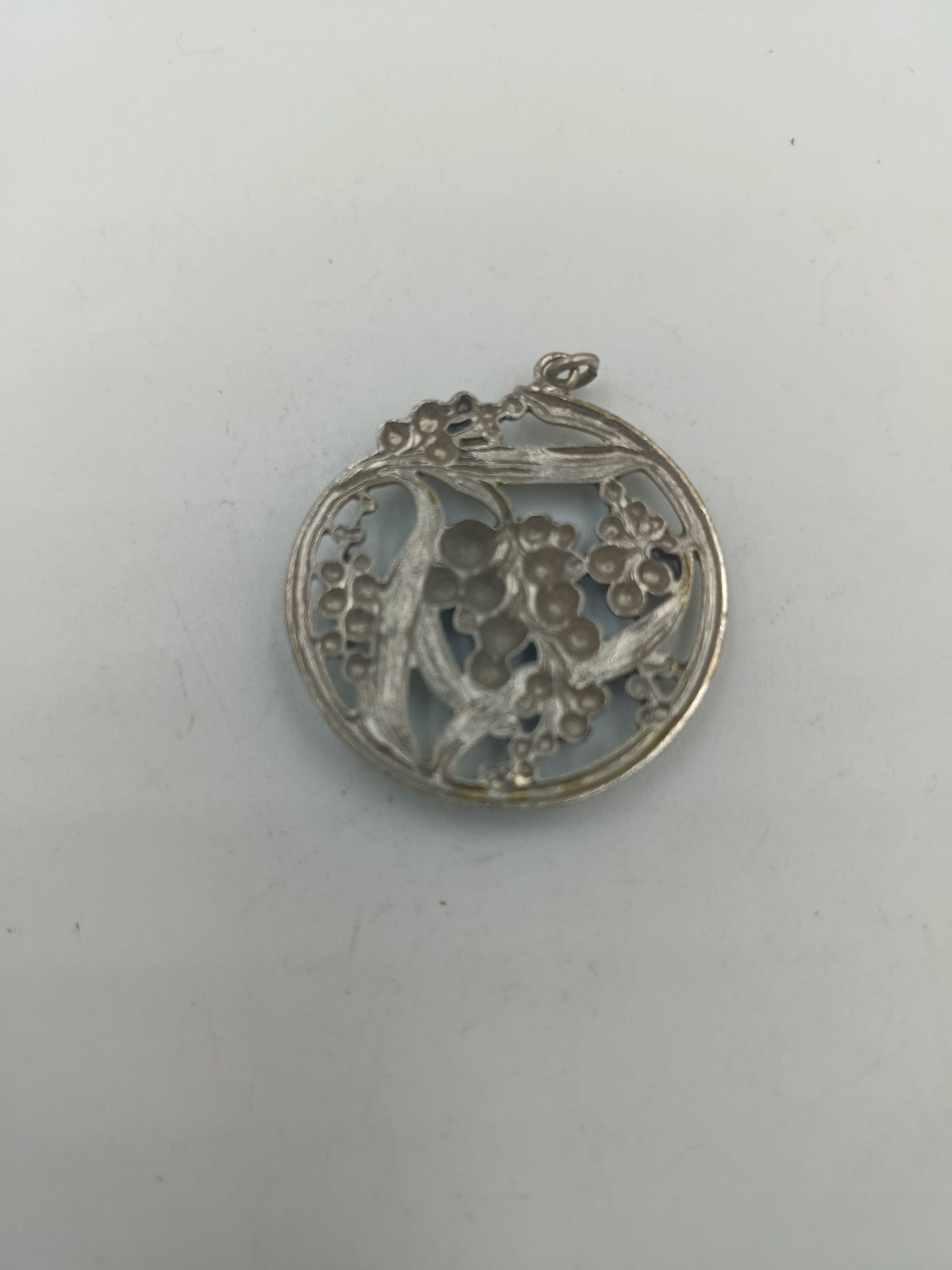 Antikgold Anhänger mit floraler Reliefstruktur im Jugendstil Design