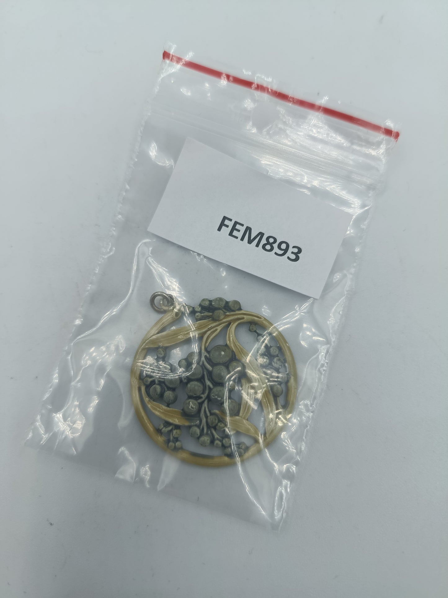 Antikgold Anhänger mit floraler Reliefstruktur im Jugendstil Design