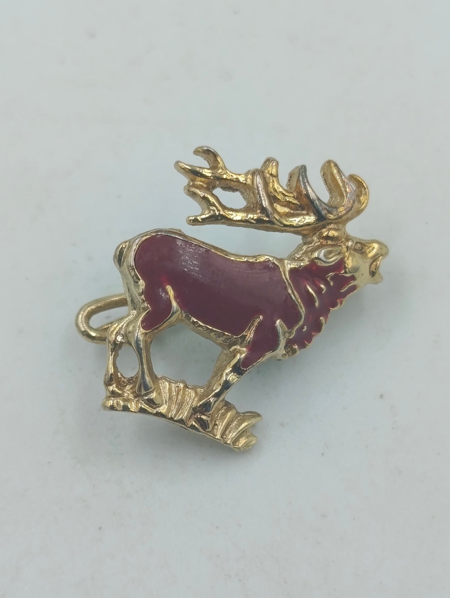 Goldfarbene Anstecknadel Hirsch mit roter Emaille