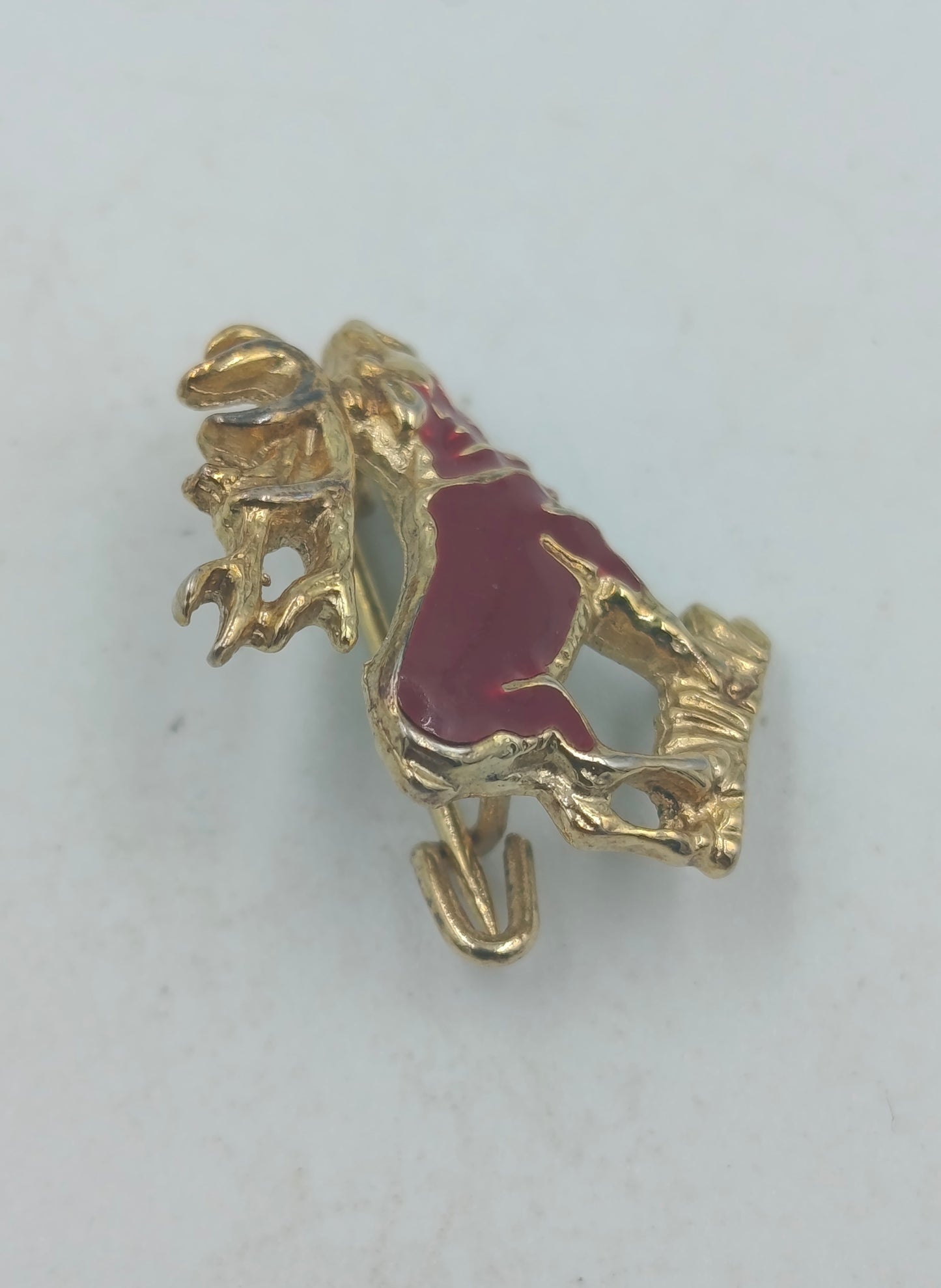 Goldfarbene Anstecknadel Hirsch mit roter Emaille