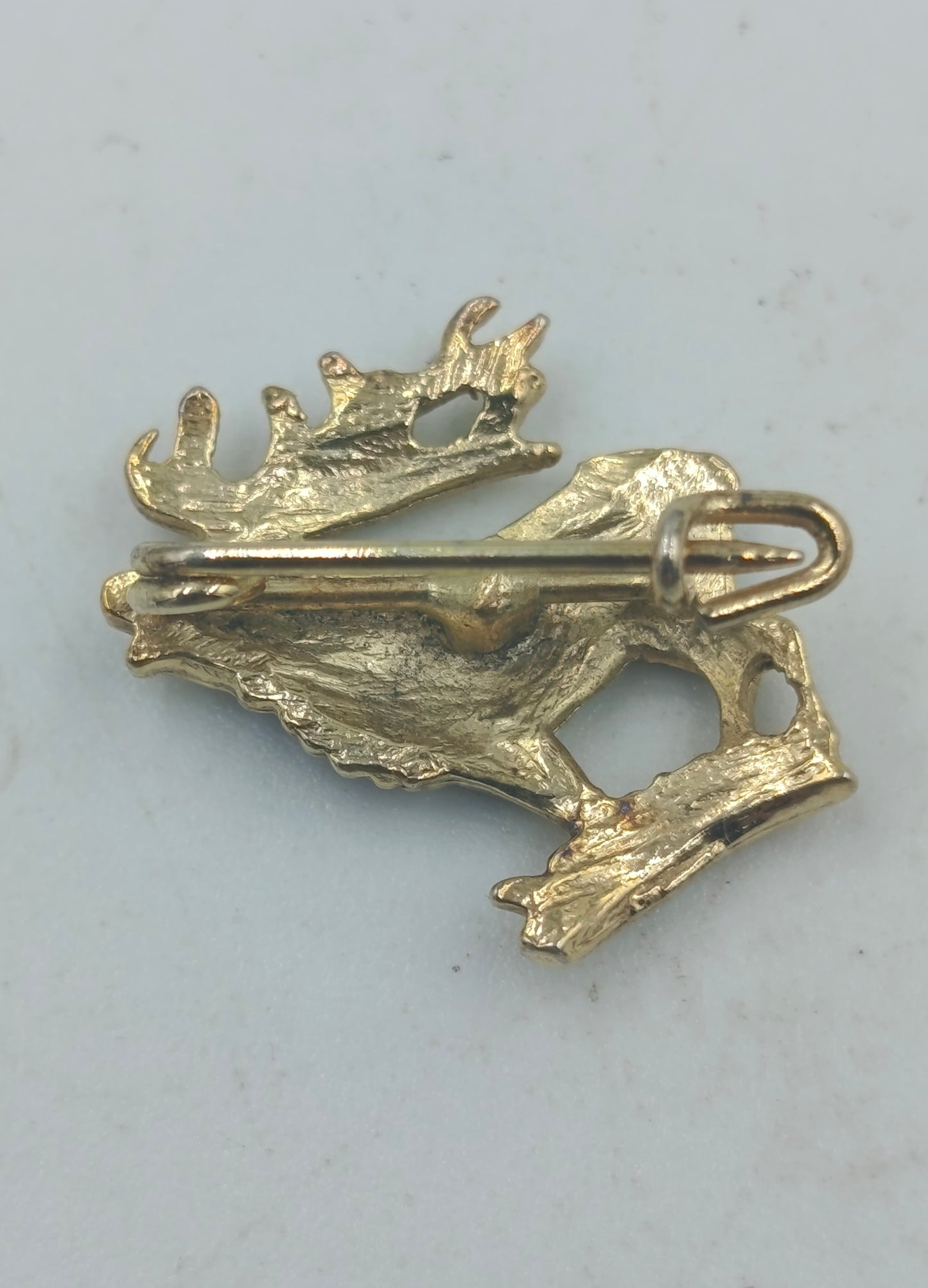 Goldfarbene Anstecknadel Hirsch mit roter Emaille