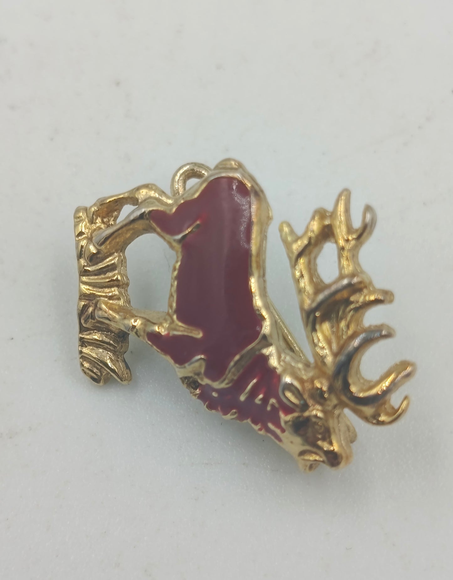 Goldfarbene Anstecknadel Hirsch mit roter Emaille