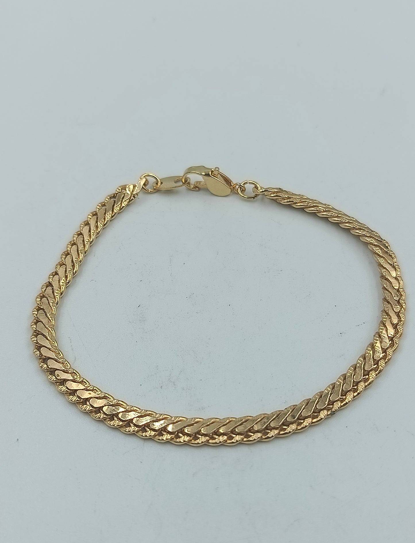 Goldfarbenes Armband im Flachpanzer Design in goldfarbener Optik