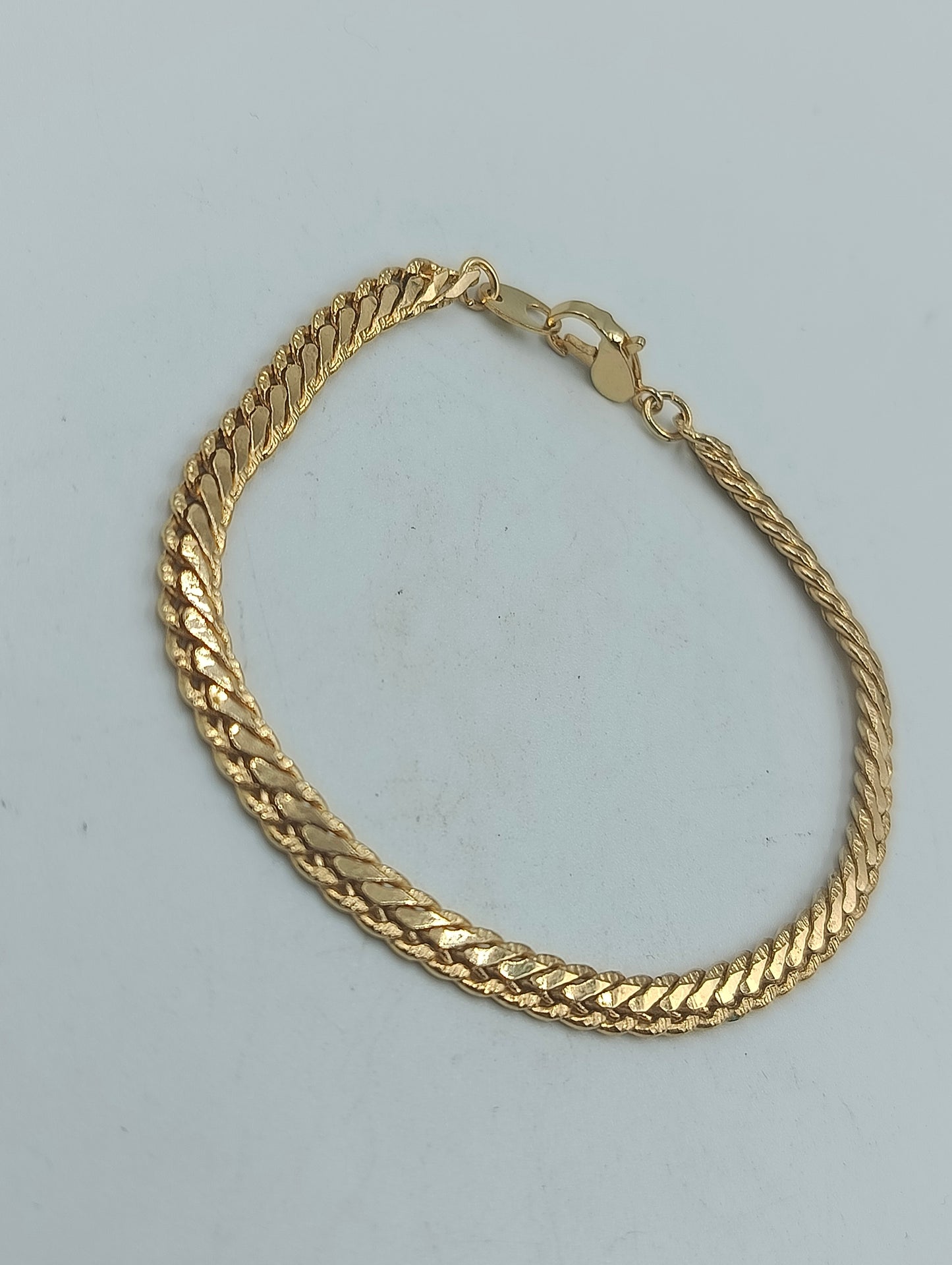 Goldfarbenes Armband im Flachpanzer Design in goldfarbener Optik