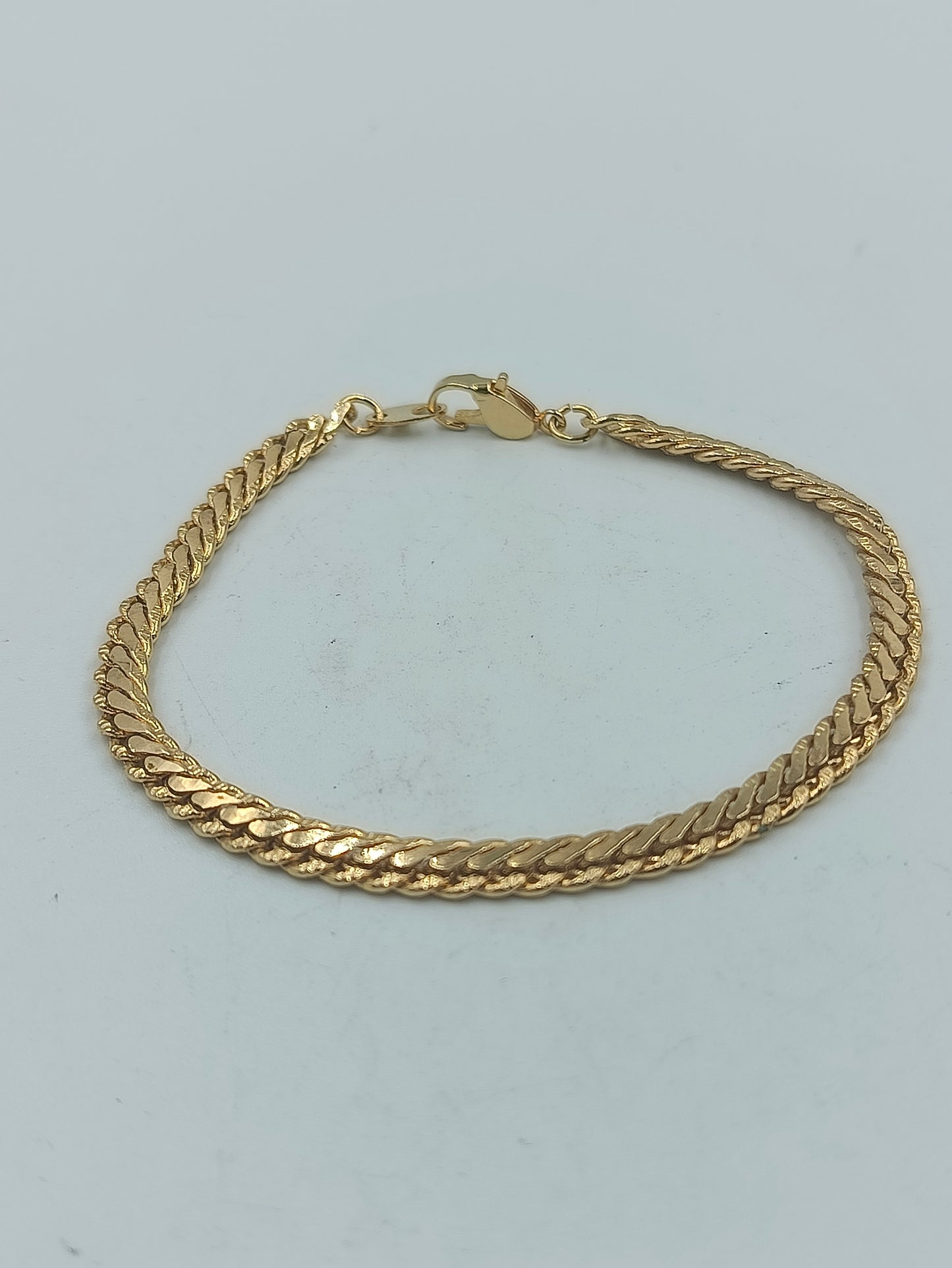 Goldfarbenes Armband im Flachpanzer Design in goldfarbener Optik