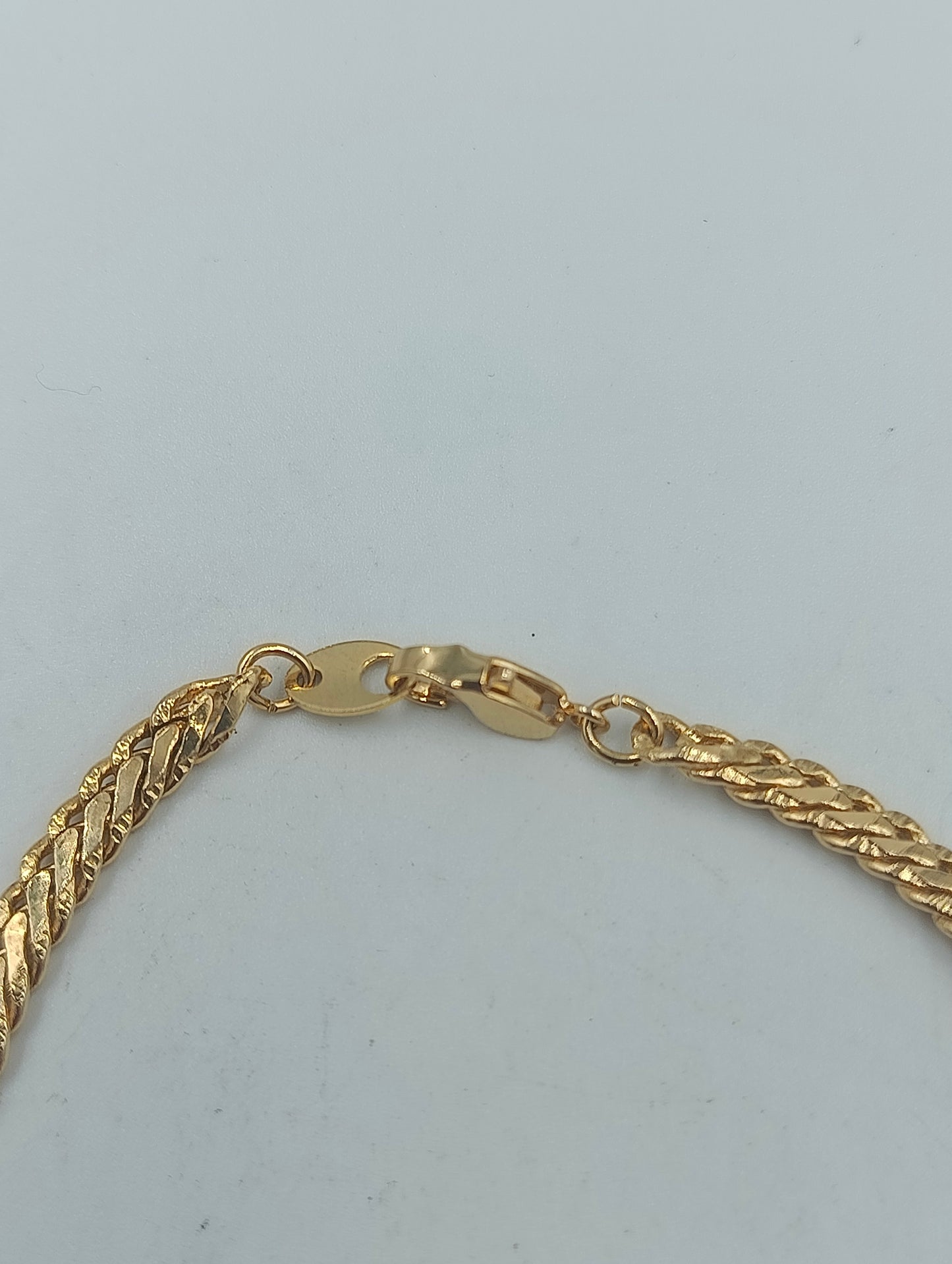 Goldfarbenes Armband im Flachpanzer Design in goldfarbener Optik