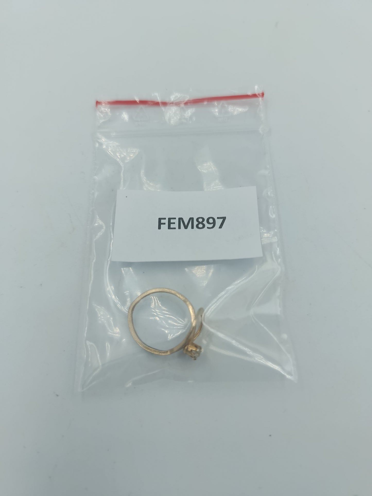 Goldfarbener Ring mit klarer Facettstein Fassung in goldfarbener Optik