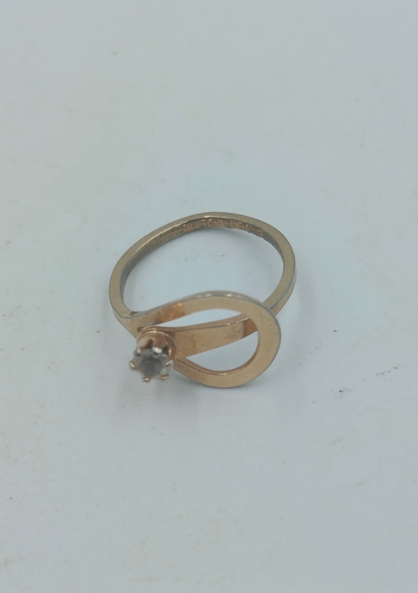 Goldfarbener Ring mit klarer Facettstein Fassung in goldfarbener Optik