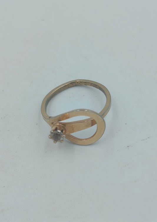 Goldfarbener Ring mit klarer Facettstein Fassung in goldfarbener Optik
