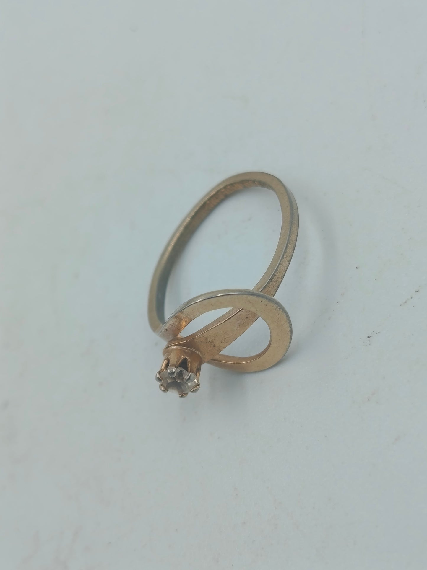 Goldfarbener Ring mit klarer Facettstein Fassung in goldfarbener Optik