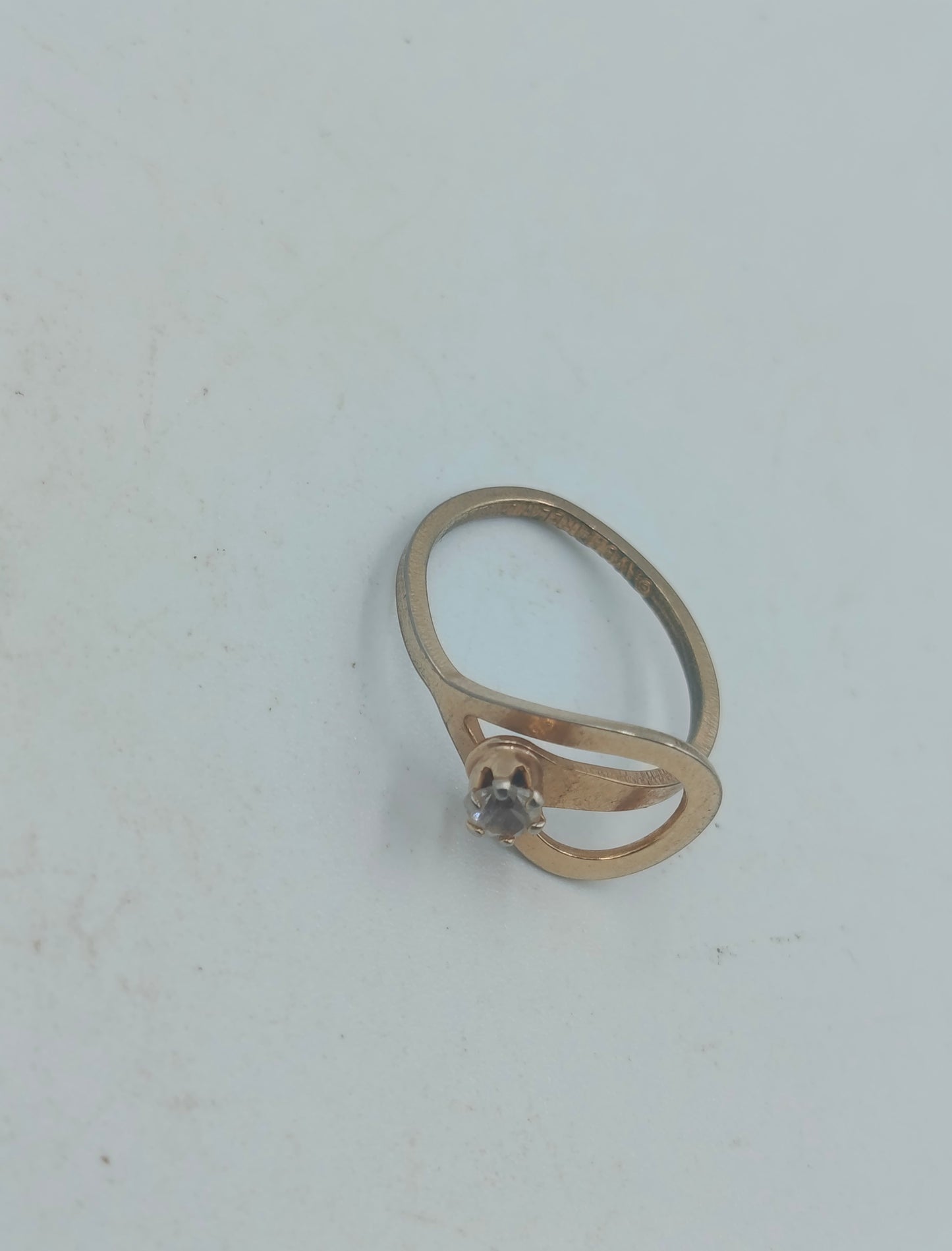 Goldfarbener Ring mit klarer Facettstein Fassung in goldfarbener Optik