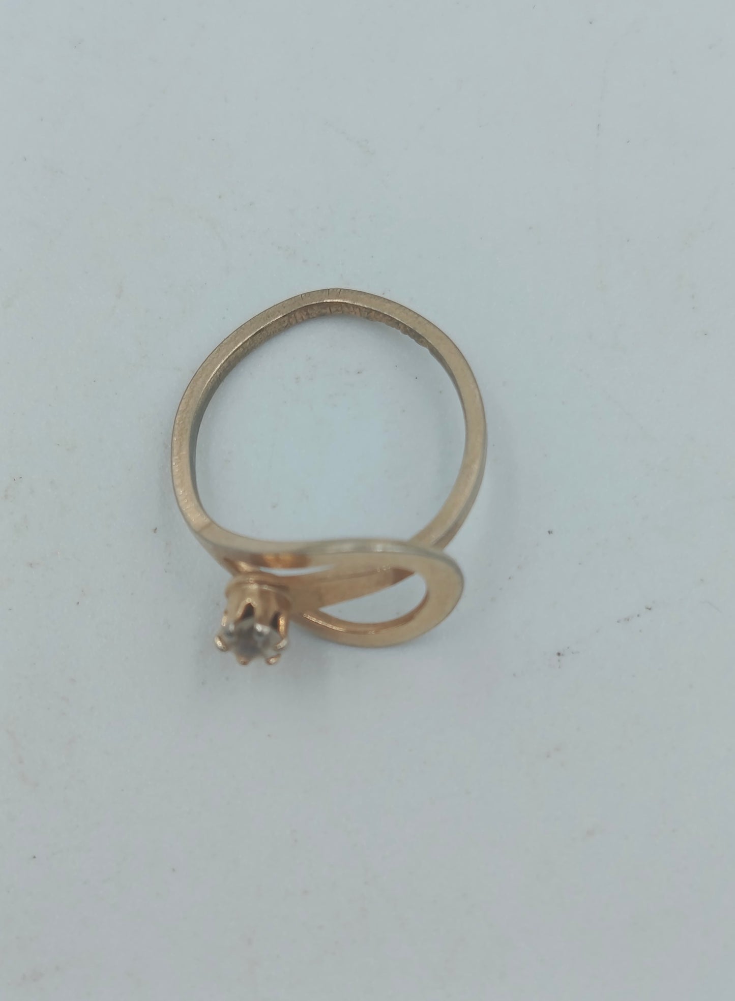 Goldfarbener Ring mit klarer Facettstein Fassung in goldfarbener Optik