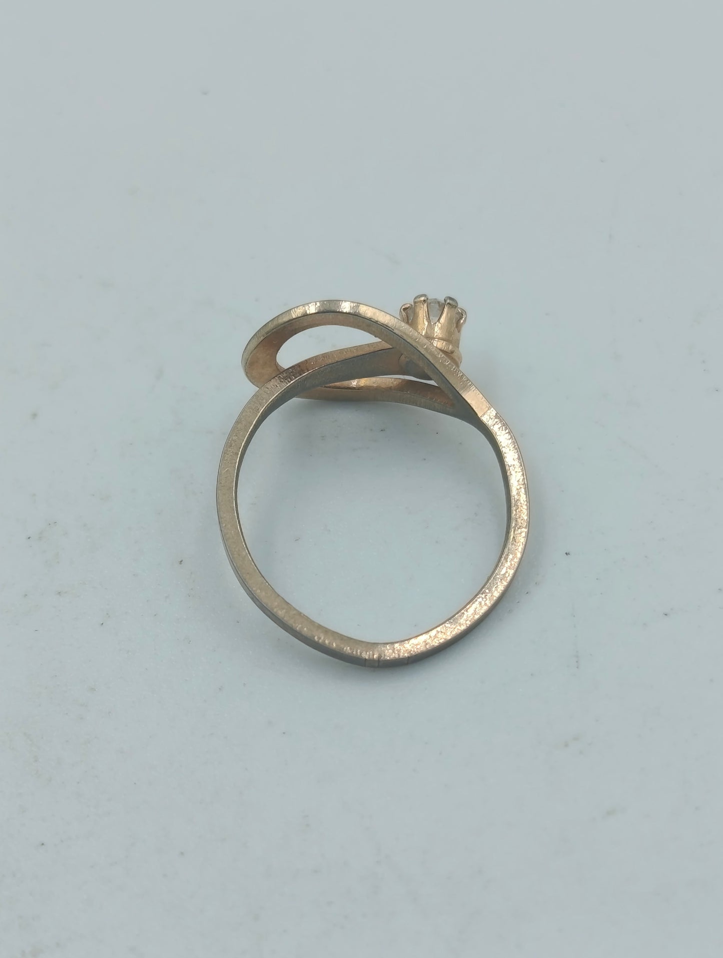 Goldfarbener Ring mit klarer Facettstein Fassung in goldfarbener Optik