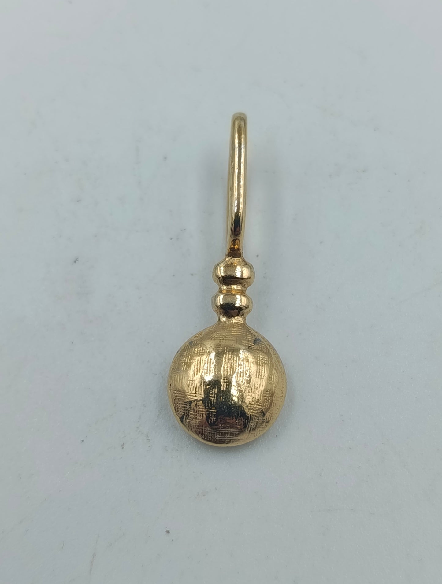 Goldfarbener Anhänger mit violettem Stein rund elegant