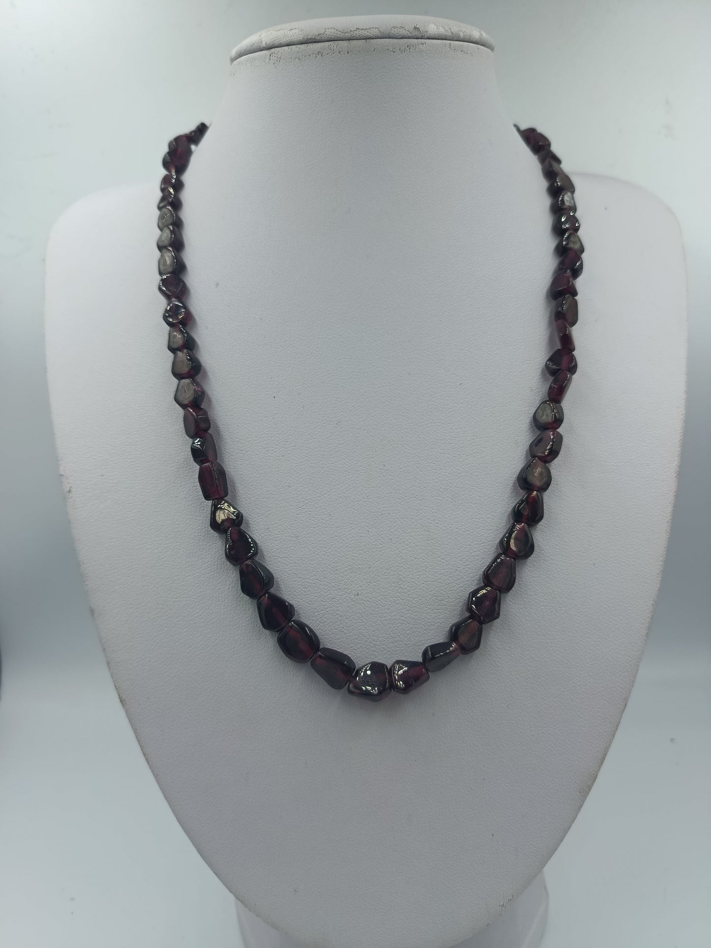 Halskette mit dunkelroten Glasperlen im Naturstein Look