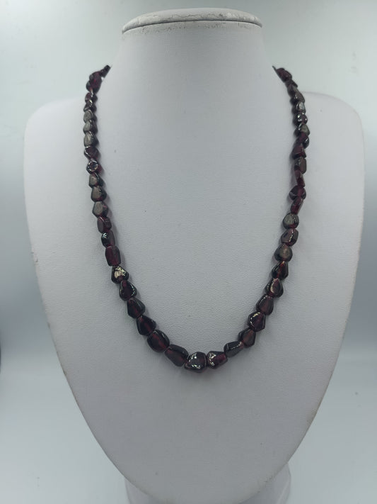 Halskette mit dunkelroten Glasperlen im Naturstein Look