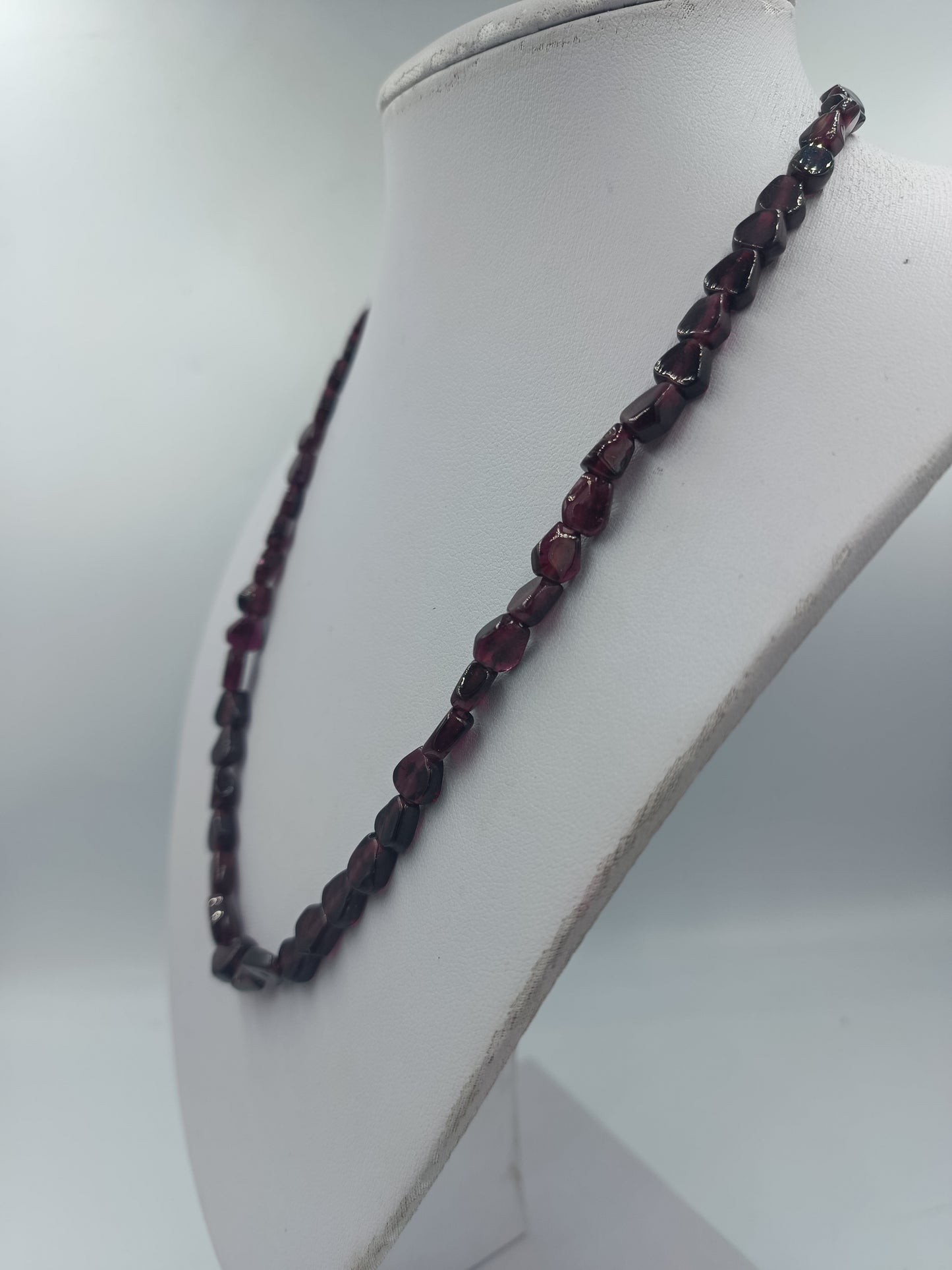 Halskette mit dunkelroten Glasperlen im Naturstein Look