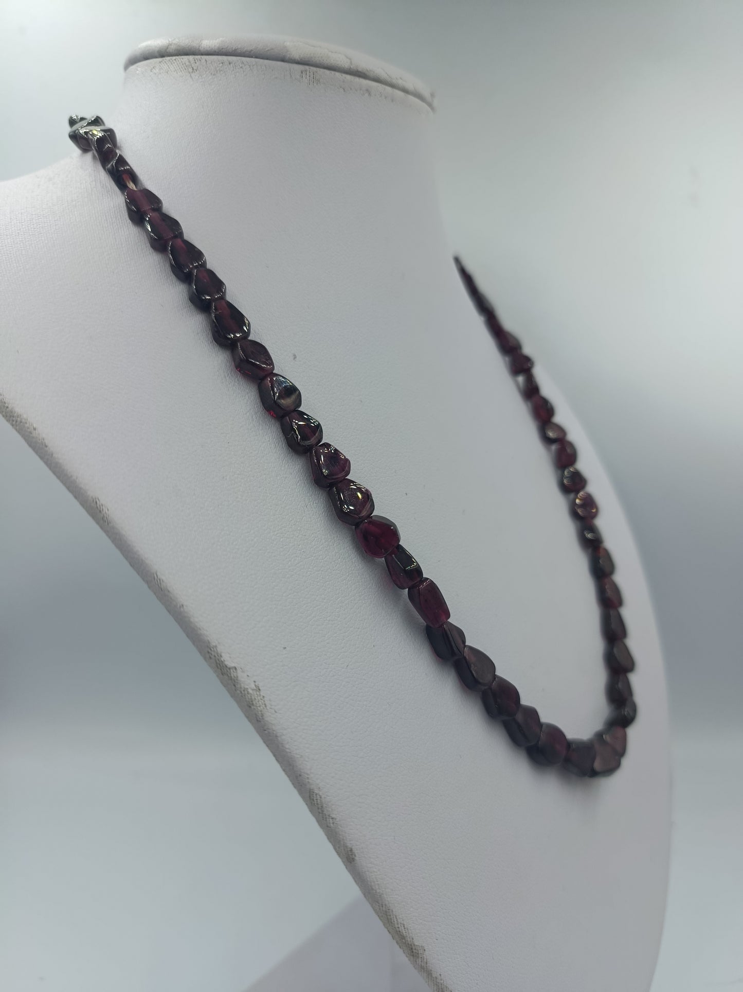 Halskette mit dunkelroten Glasperlen im Naturstein Look