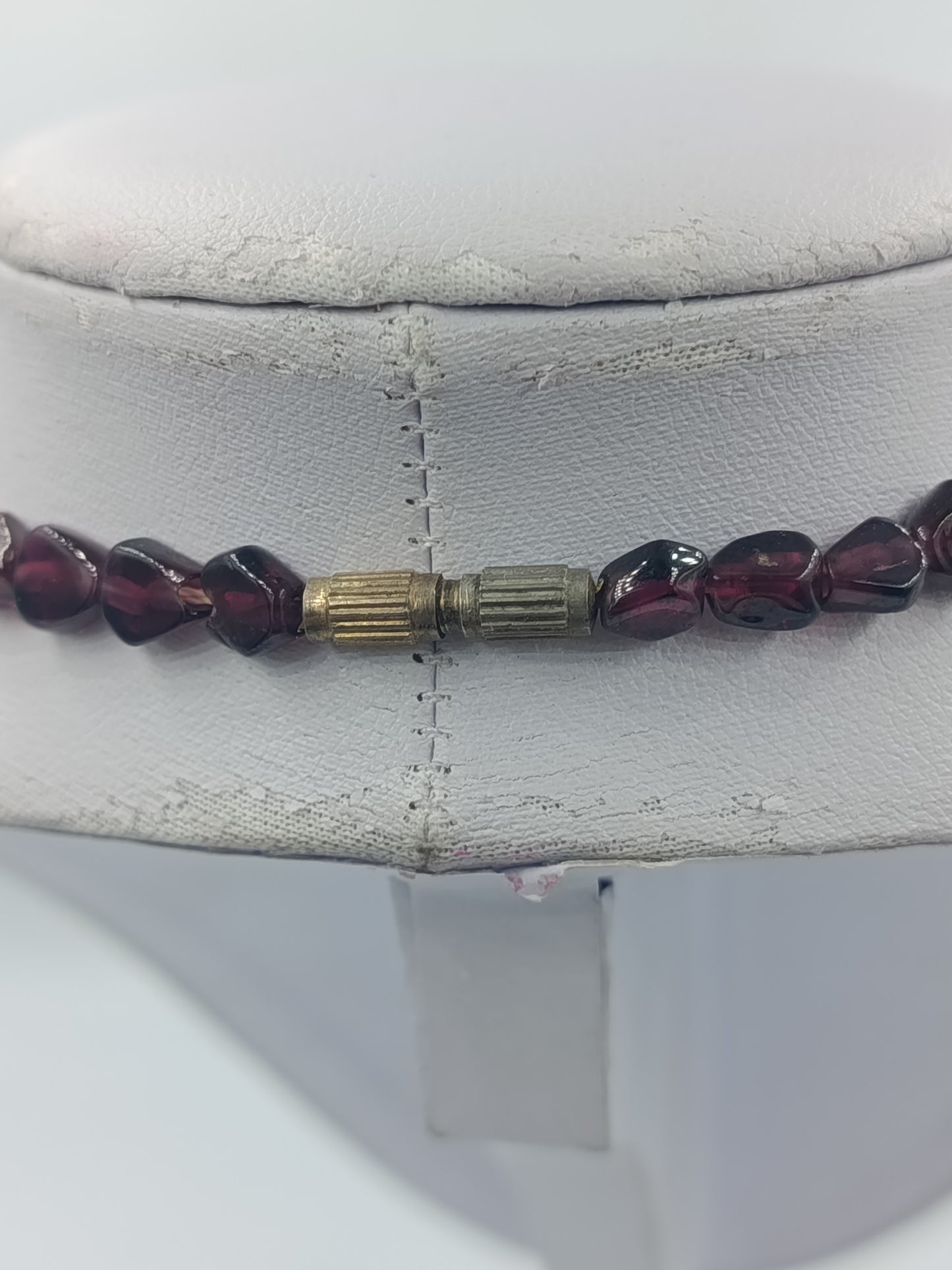 Halskette mit dunkelroten Glasperlen im Naturstein Look