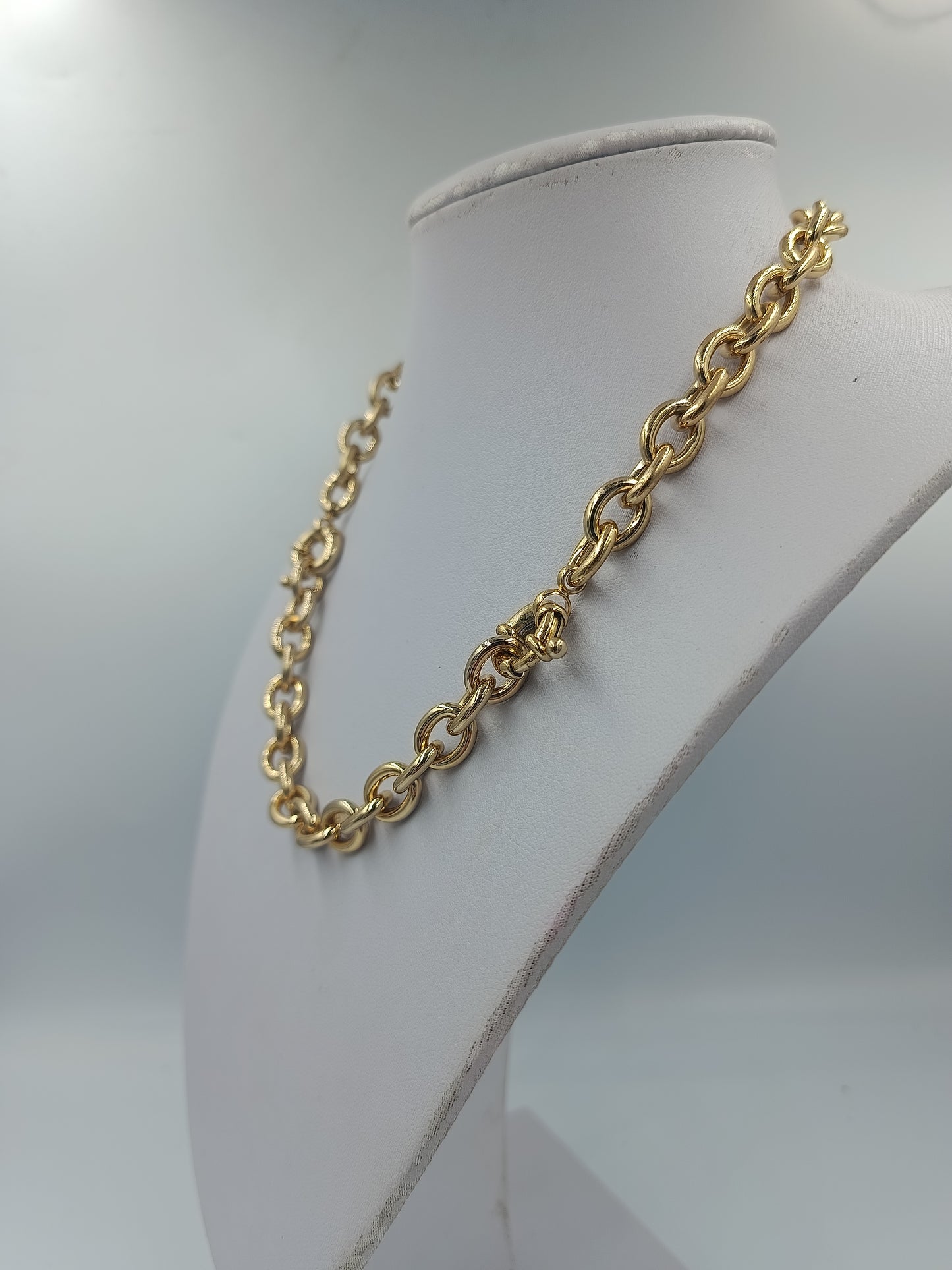 Massive goldfarbene Gliederkette mit Ringverschluss