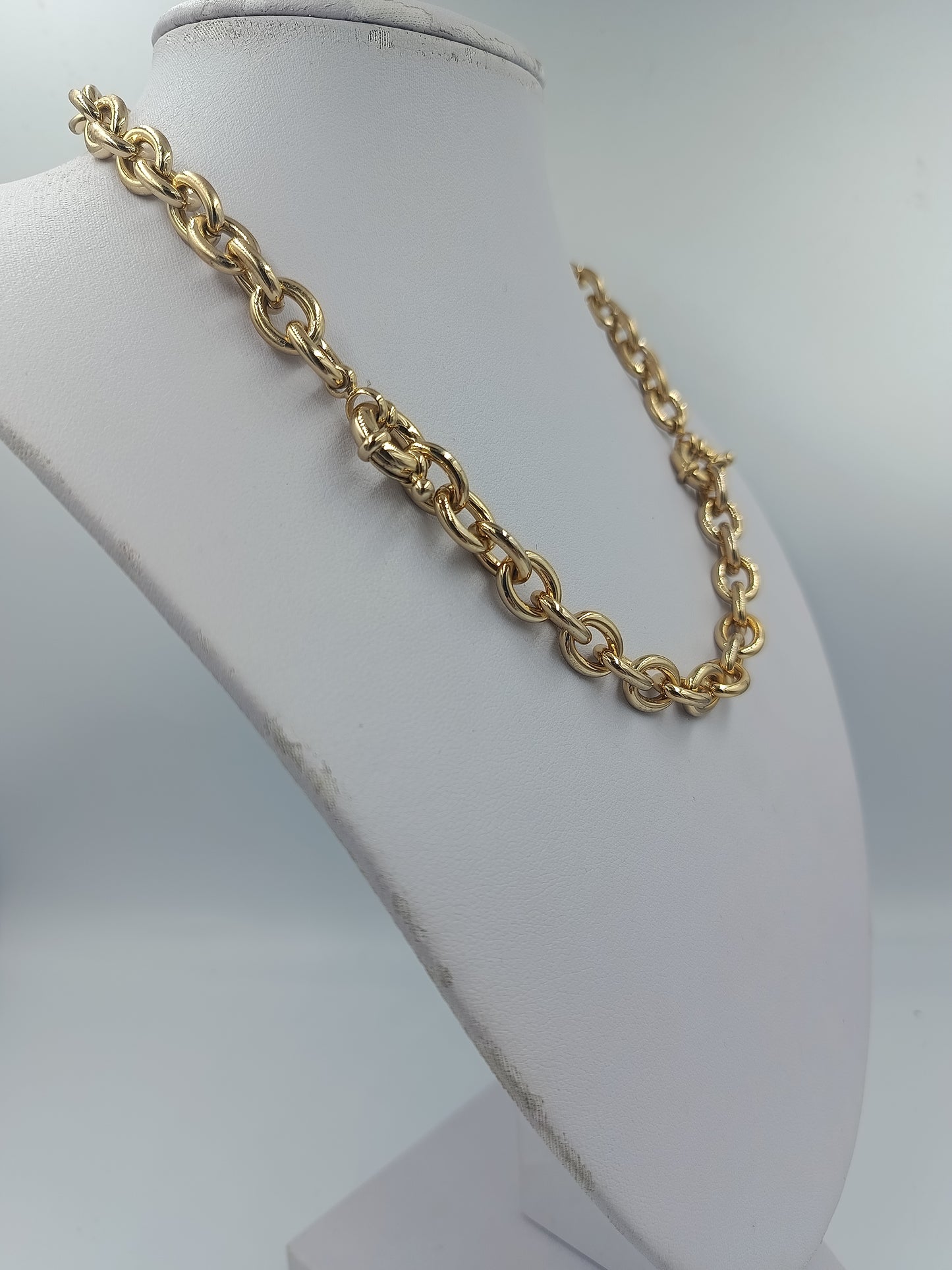 Massive goldfarbene Gliederkette mit Ringverschluss