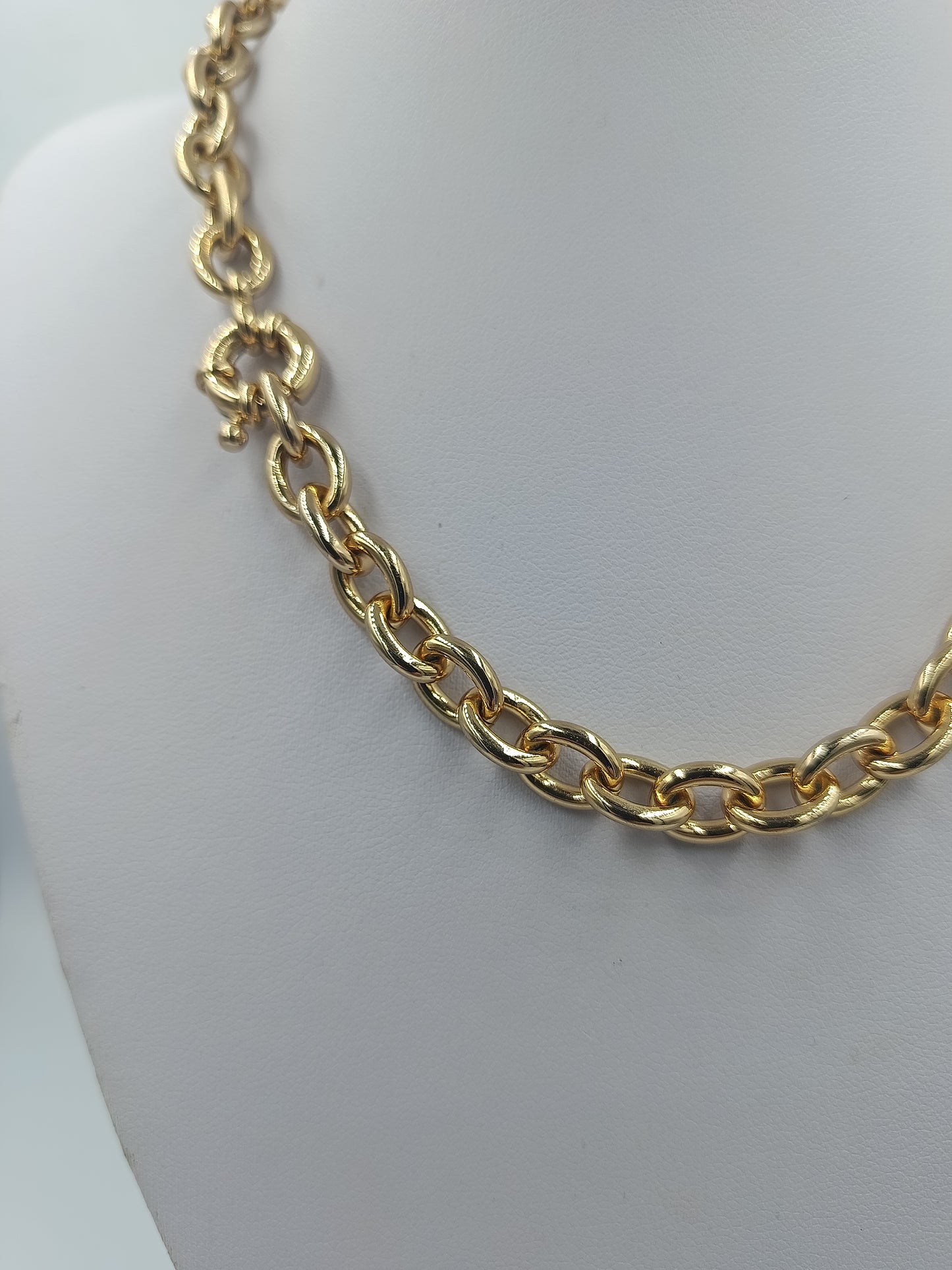 Massive goldfarbene Gliederkette mit Ringverschluss