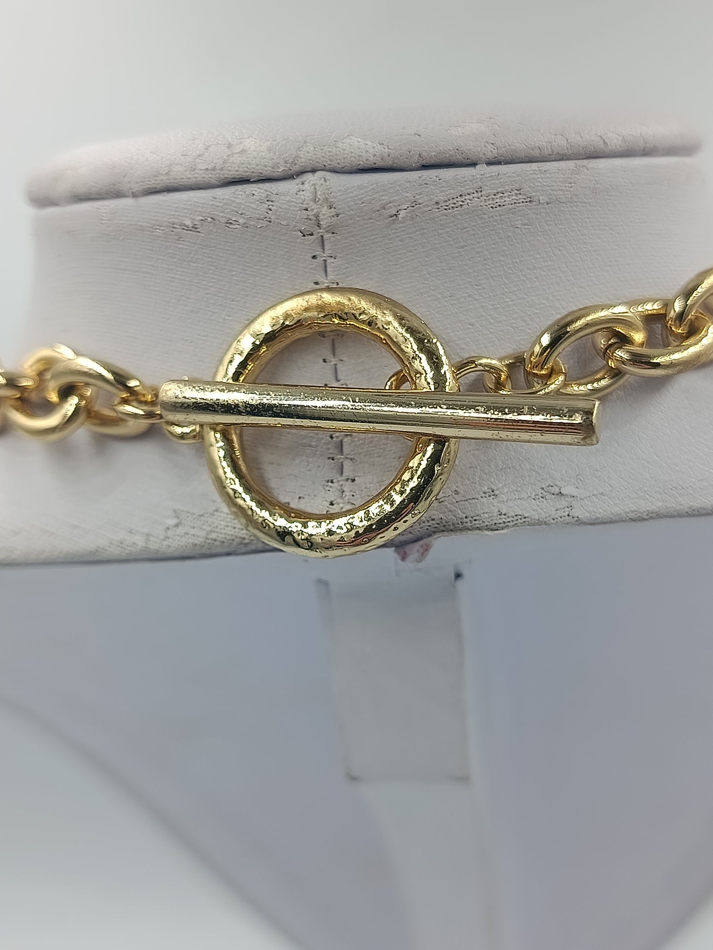 Massive goldfarbene Gliederkette mit Ringverschluss