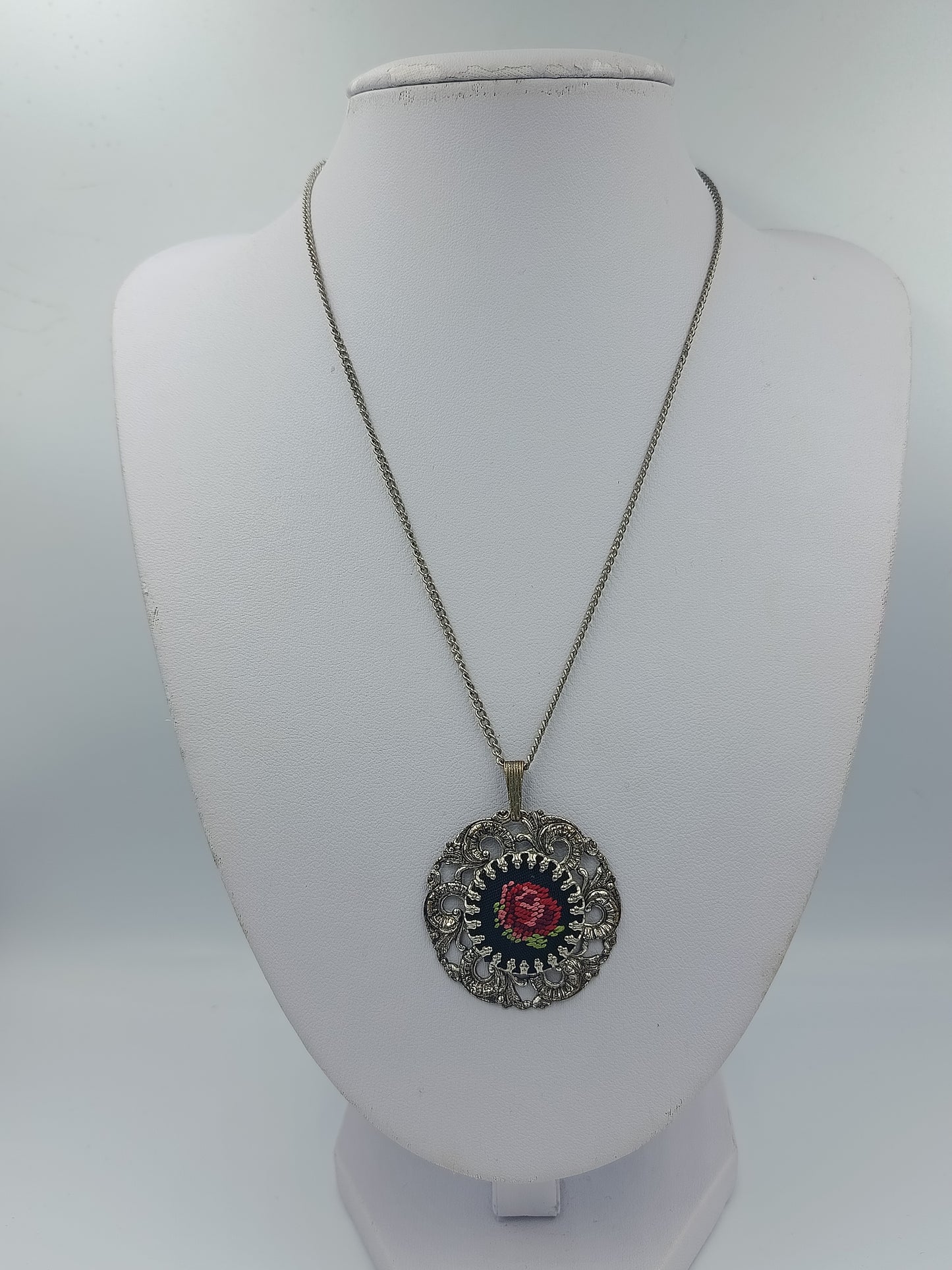 Vintage Halskette mit gestickter Rose Rosenanhänger Silberfarben