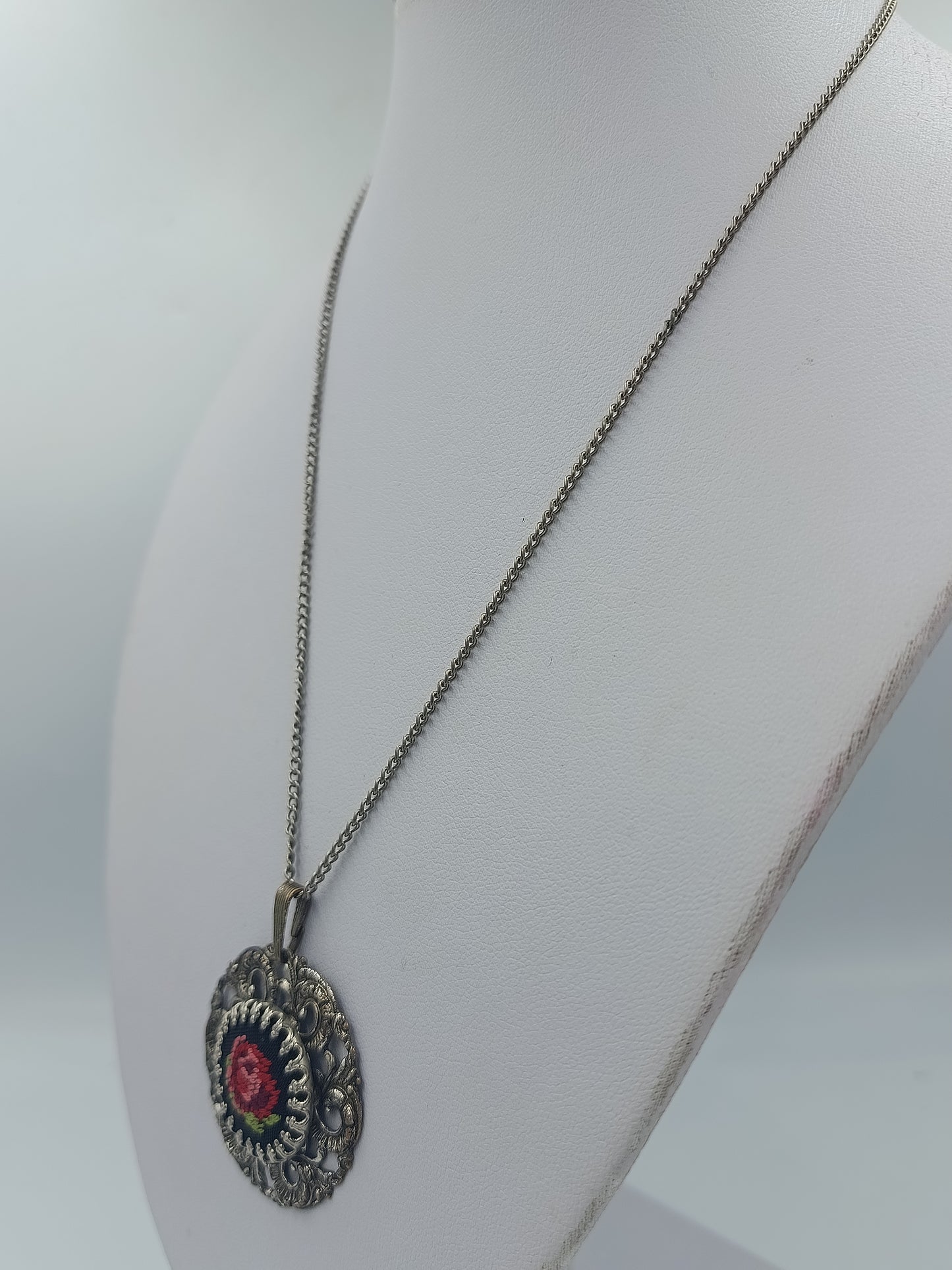 Vintage Halskette mit gestickter Rose Rosenanhänger Silberfarben
