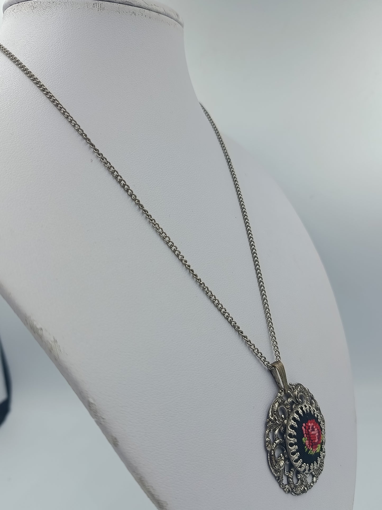 Vintage Halskette mit gestickter Rose Rosenanhänger Silberfarben