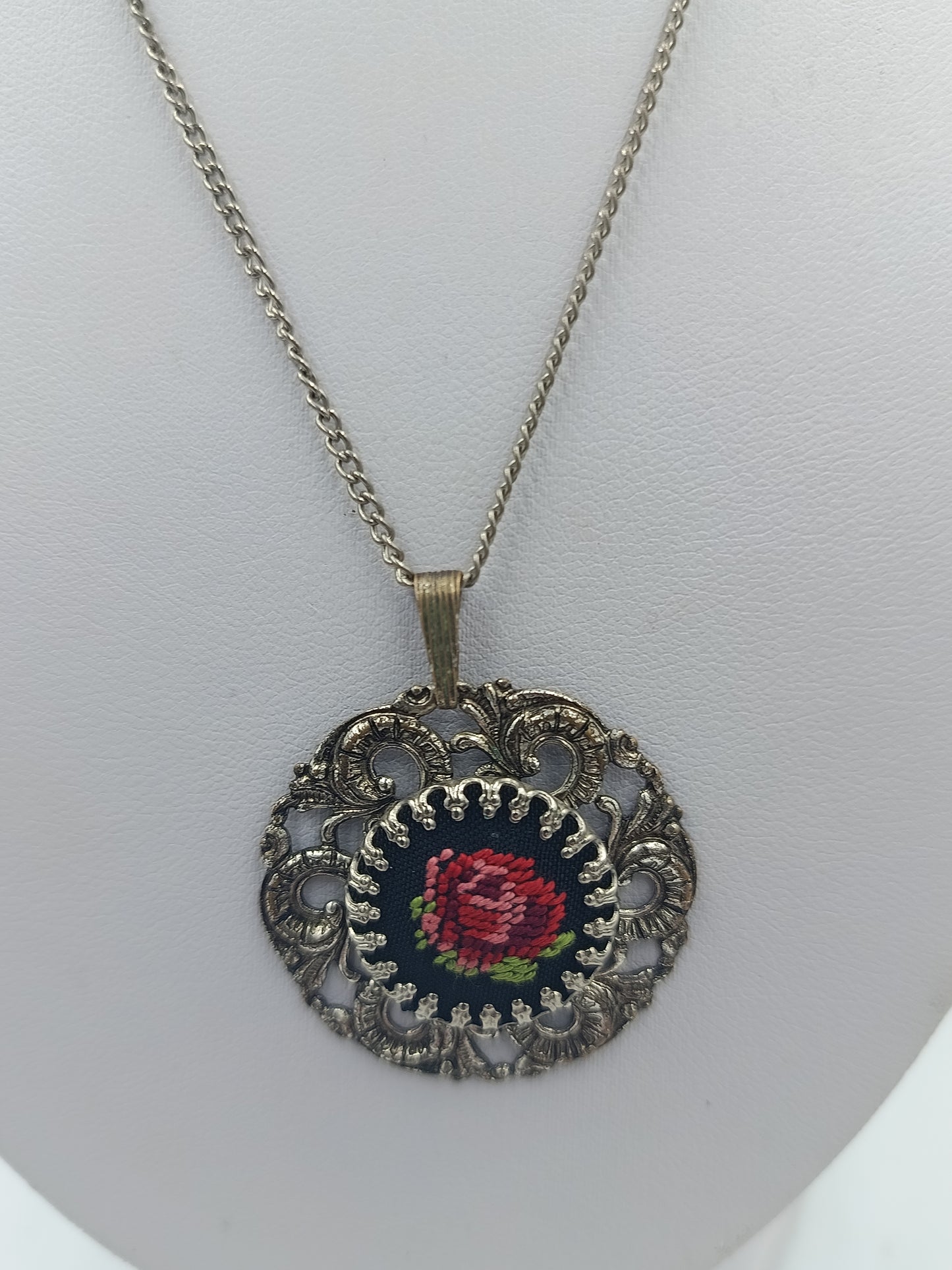 Vintage Halskette mit gestickter Rose Rosenanhänger Silberfarben