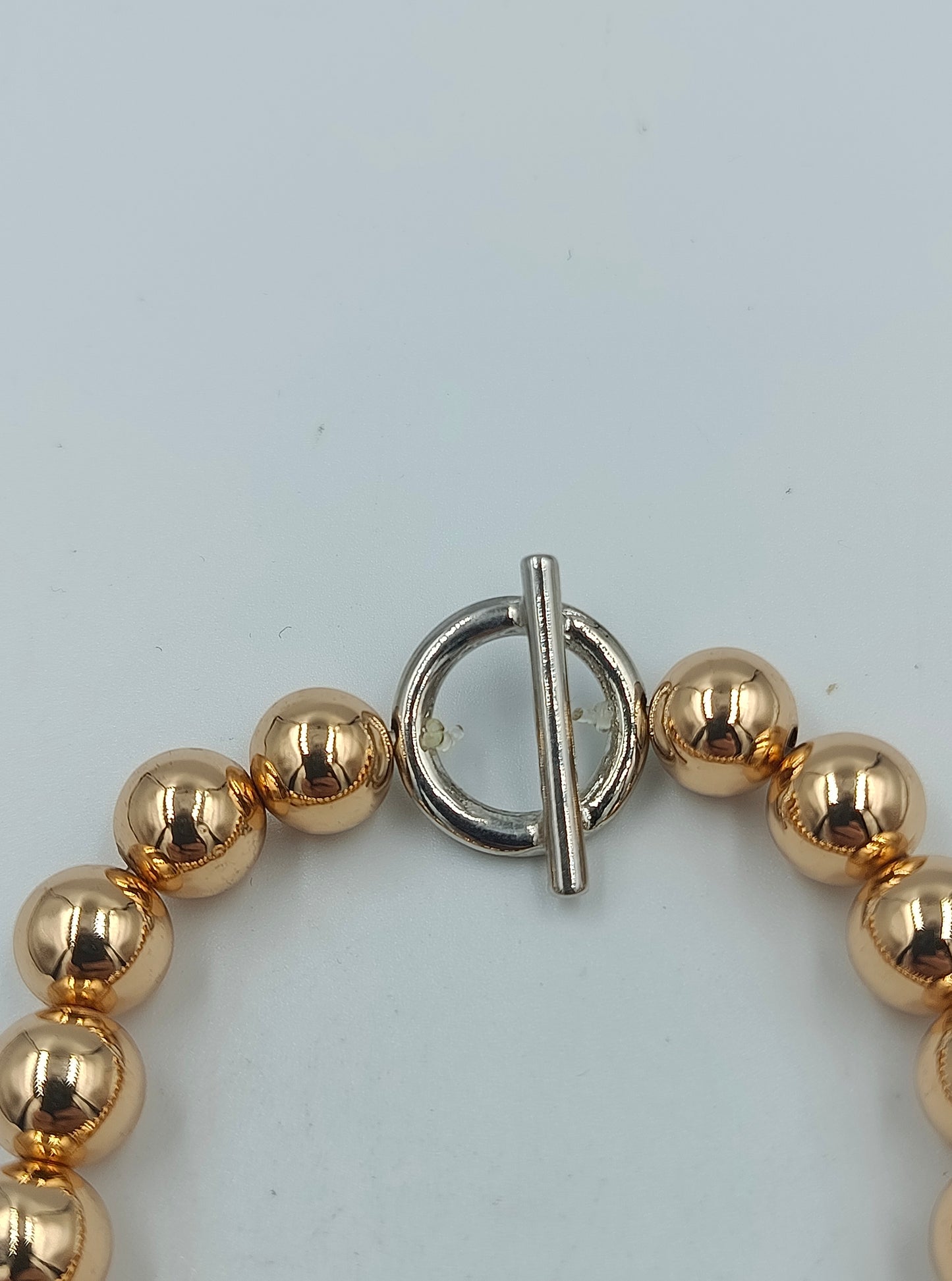 Goldfarbenes Kugelarmband mit silbernem Knebelverschluss