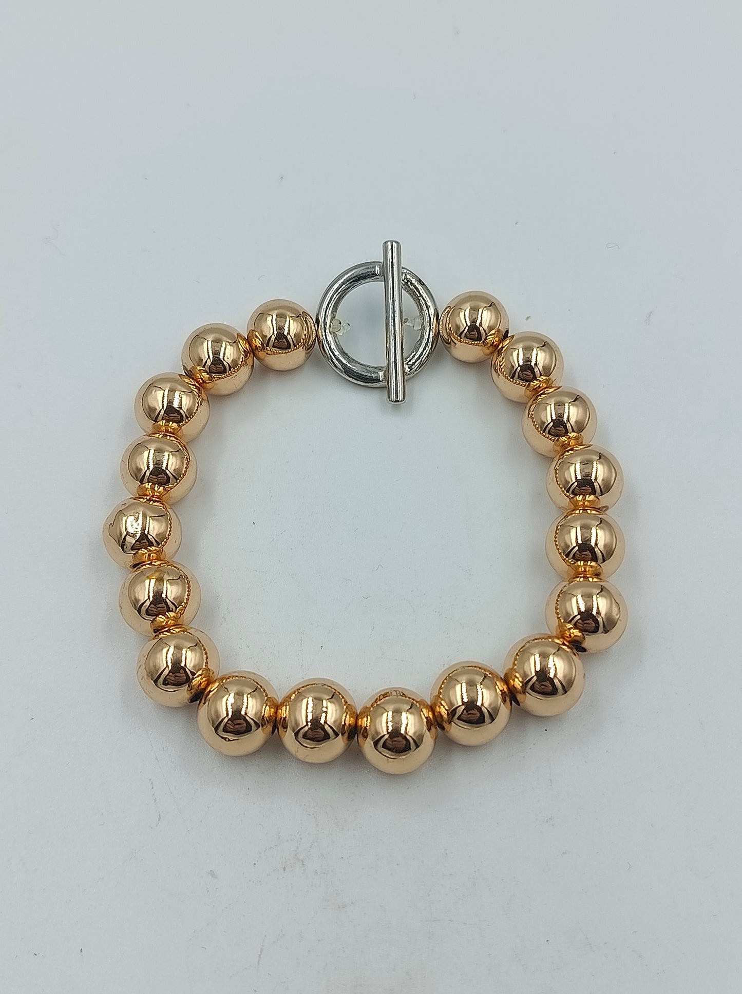 Goldfarbenes Kugelarmband mit silbernem Knebelverschluss