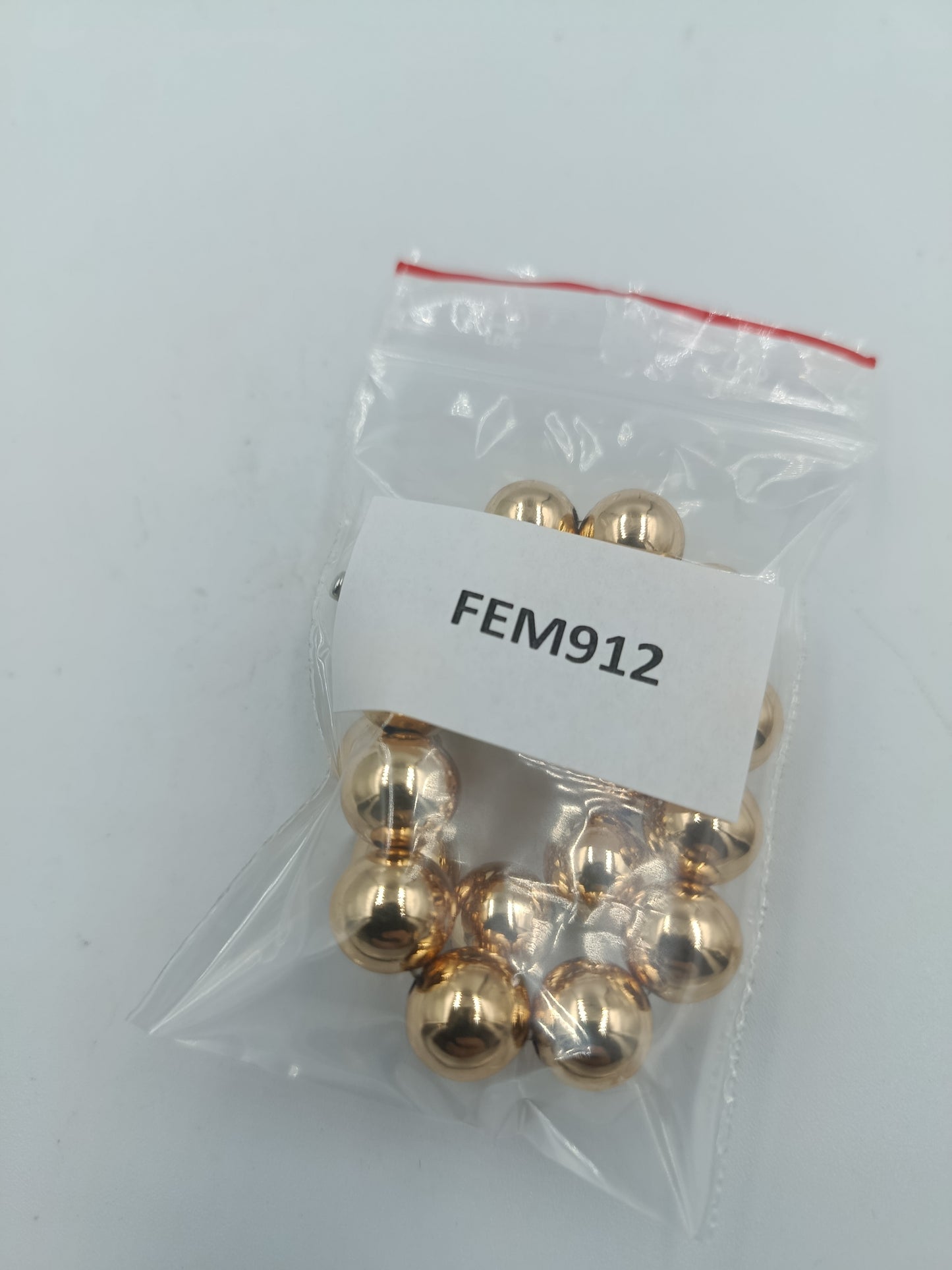 Goldfarbenes Kugelarmband mit silbernem Knebelverschluss