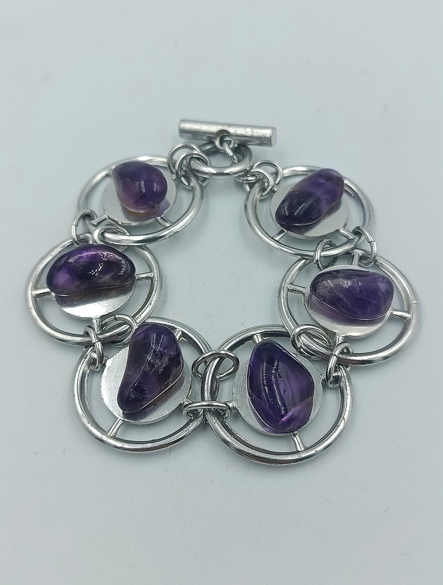 Armband mit Amethyst-Steinen und silberfarbenen Ringen
