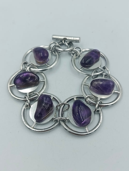 Armband mit Amethyst-Steinen und silberfarbenen Ringen