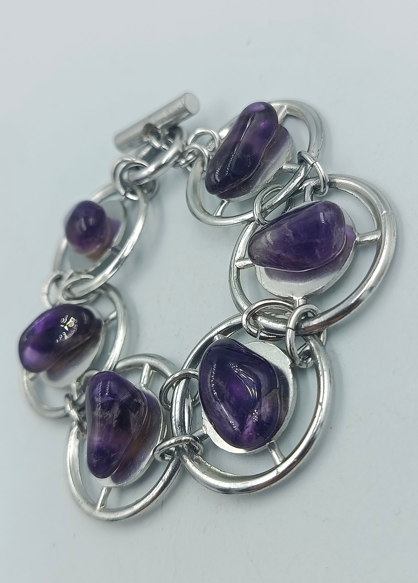 Armband mit Amethyst-Steinen und silberfarbenen Ringen